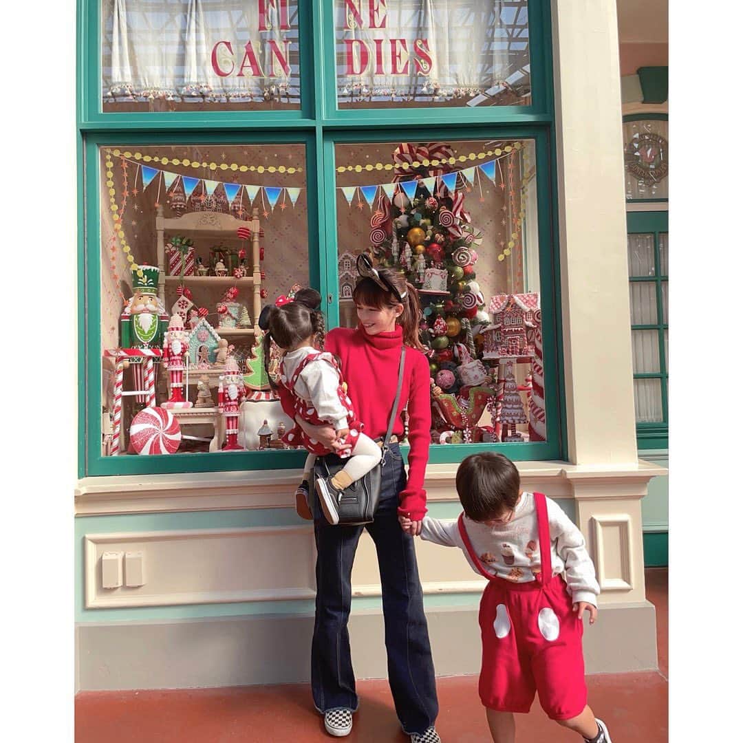 あかねこさんのインスタグラム写真 - (あかねこInstagram)「Xmas Disney 🎄🏰🔔🎀 クリスマス初日ディズニーランド行ってきた〜🤍🤍 ㅤㅤㅤㅤㅤㅤㅤㅤㅤㅤㅤㅤㅤ 子供達バースデイで買ってたミキミニコーデ🏰 わたしも子供たちに色を合わせて、 RUBYのアーカイブニットに🧶 いつも前日に子供達のコーデを組んでから、 それに合わせて大人も組んで準備しておいてマス！ (当日決めると優柔不断過ぎて時間なくなるタイプ🖐️)  やっぱりあの大きなツリー、サイコウだね🥹🥹🎄 ランドのクリスマス、久々だったのだけど、 やっぱりどこもかしこも可愛い〜🎅🏼💖💖 そしてとにかくね、、混んでた！！！🧟‍♀️🧟‍♀️ 混むとは思ってたけど、想像以上で、、、 正直子連れには難易度高めで、プチ修行かもデス…🧘笑 (行きの車、渋滞にハマってしまって、着いたら ショップのスタンバイパス全て終了でした。。。😨🥲) だけど、クリスマスの飾りが可愛くて、 キャラクター達に会って胸いっぱいになって、 素敵な思い出だけが心に残るのがさすが夢の国…☺️🌙✨  パレードとグリーティング中心にまわって、 もうめーーーーーっちゃ、幸せだったナ。。。💖 ミッキーミニーちゃんと会えて子供達大喜び❣️ 緊張して毎回真顔になっちゃうんだけどね👦🏻👧🏻笑 わたしも2人とハグして貰えて…もうウルウル…🥹🥹 ㅤㅤㅤㅤㅤㅤㅤㅤㅤㅤㅤㅤㅤ 混んでいたけど、Rっちは大好きな ガジェットのコースター🎢８回も乗れて大満足笑 Sっちは大好きなミニーちゃんに２回も会いに行けて ますます大好き溢れてた💖💖 子供たちが喜んでくれるのが、 ほんとにほんとに1番うれしいよね☺️✨✨ ㅤㅤㅤㅤㅤㅤㅤㅤㅤㅤㅤㅤㅤ ㅤㅤㅤㅤㅤㅤㅤㅤㅤㅤㅤㅤㅤ 次は、ハテナ氏とおデートディズニーが待ってる…🤫🎄💕」11月9日 21時37分 - akaneko26