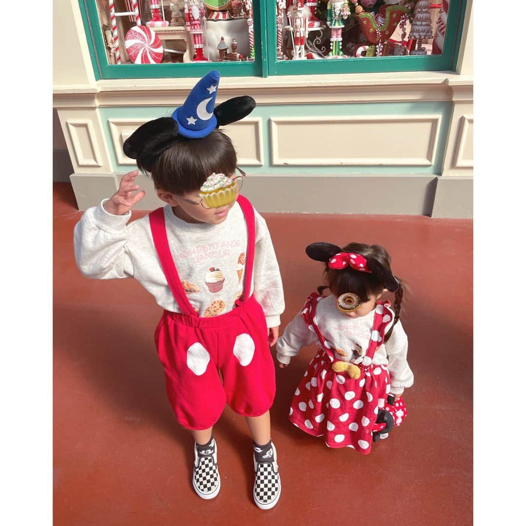 あかねこさんのインスタグラム写真 - (あかねこInstagram)「Xmas Disney 🎄🏰🔔🎀 クリスマス初日ディズニーランド行ってきた〜🤍🤍 ㅤㅤㅤㅤㅤㅤㅤㅤㅤㅤㅤㅤㅤ 子供達バースデイで買ってたミキミニコーデ🏰 わたしも子供たちに色を合わせて、 RUBYのアーカイブニットに🧶 いつも前日に子供達のコーデを組んでから、 それに合わせて大人も組んで準備しておいてマス！ (当日決めると優柔不断過ぎて時間なくなるタイプ🖐️)  やっぱりあの大きなツリー、サイコウだね🥹🥹🎄 ランドのクリスマス、久々だったのだけど、 やっぱりどこもかしこも可愛い〜🎅🏼💖💖 そしてとにかくね、、混んでた！！！🧟‍♀️🧟‍♀️ 混むとは思ってたけど、想像以上で、、、 正直子連れには難易度高めで、プチ修行かもデス…🧘笑 (行きの車、渋滞にハマってしまって、着いたら ショップのスタンバイパス全て終了でした。。。😨🥲) だけど、クリスマスの飾りが可愛くて、 キャラクター達に会って胸いっぱいになって、 素敵な思い出だけが心に残るのがさすが夢の国…☺️🌙✨  パレードとグリーティング中心にまわって、 もうめーーーーーっちゃ、幸せだったナ。。。💖 ミッキーミニーちゃんと会えて子供達大喜び❣️ 緊張して毎回真顔になっちゃうんだけどね👦🏻👧🏻笑 わたしも2人とハグして貰えて…もうウルウル…🥹🥹 ㅤㅤㅤㅤㅤㅤㅤㅤㅤㅤㅤㅤㅤ 混んでいたけど、Rっちは大好きな ガジェットのコースター🎢８回も乗れて大満足笑 Sっちは大好きなミニーちゃんに２回も会いに行けて ますます大好き溢れてた💖💖 子供たちが喜んでくれるのが、 ほんとにほんとに1番うれしいよね☺️✨✨ ㅤㅤㅤㅤㅤㅤㅤㅤㅤㅤㅤㅤㅤ ㅤㅤㅤㅤㅤㅤㅤㅤㅤㅤㅤㅤㅤ 次は、ハテナ氏とおデートディズニーが待ってる…🤫🎄💕」11月9日 21時37分 - akaneko26