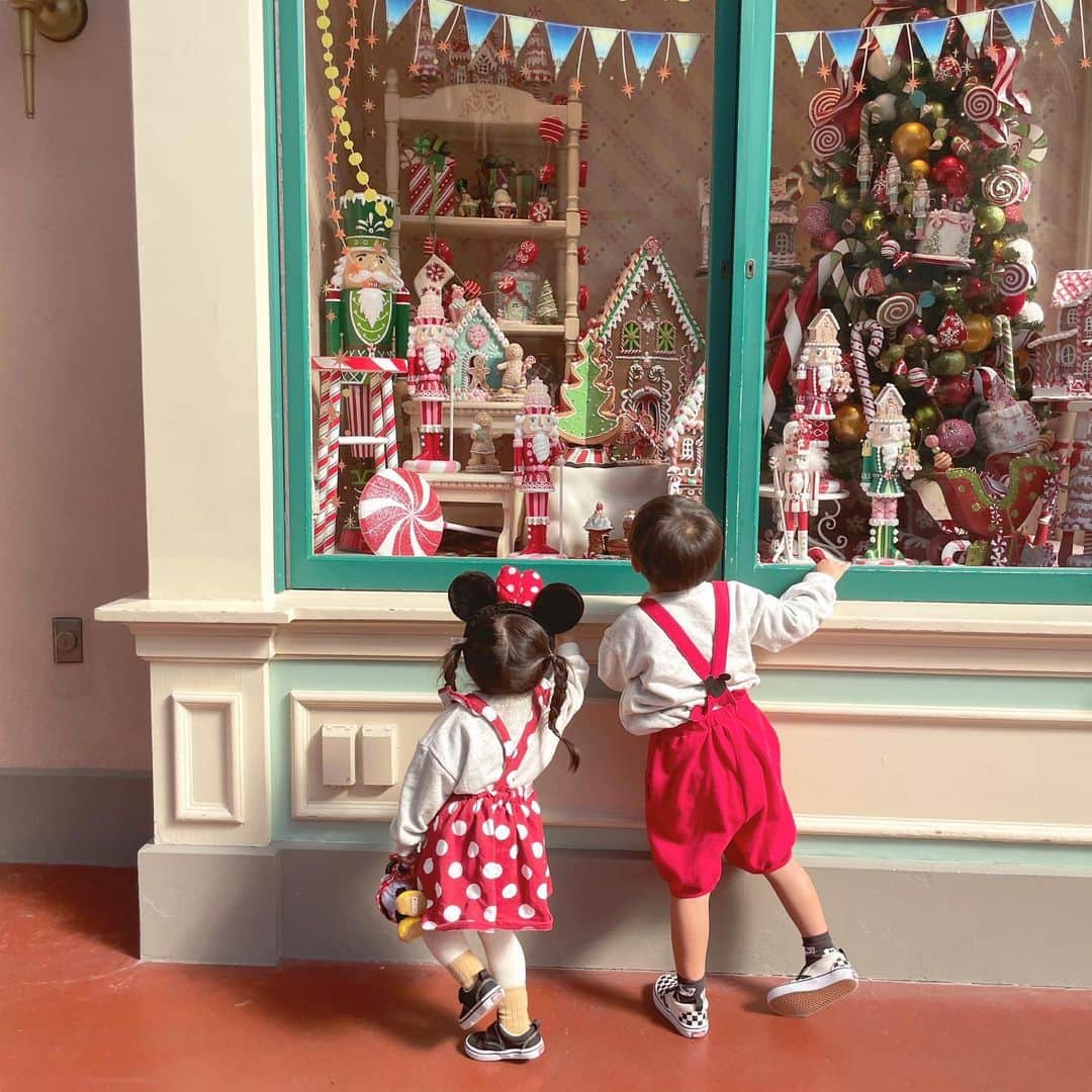 あかねこのインスタグラム：「Xmas Disney 🎄🏰🔔🎀 クリスマス初日ディズニーランド行ってきた〜🤍🤍 ㅤㅤㅤㅤㅤㅤㅤㅤㅤㅤㅤㅤㅤ 子供達バースデイで買ってたミキミニコーデ🏰 わたしも子供たちに色を合わせて、 RUBYのアーカイブニットに🧶 いつも前日に子供達のコーデを組んでから、 それに合わせて大人も組んで準備しておいてマス！ (当日決めると優柔不断過ぎて時間なくなるタイプ🖐️)  やっぱりあの大きなツリー、サイコウだね🥹🥹🎄 ランドのクリスマス、久々だったのだけど、 やっぱりどこもかしこも可愛い〜🎅🏼💖💖 そしてとにかくね、、混んでた！！！🧟‍♀️🧟‍♀️ 混むとは思ってたけど、想像以上で、、、 正直子連れには難易度高めで、プチ修行かもデス…🧘笑 (行きの車、渋滞にハマってしまって、着いたら ショップのスタンバイパス全て終了でした。。。😨🥲) だけど、クリスマスの飾りが可愛くて、 キャラクター達に会って胸いっぱいになって、 素敵な思い出だけが心に残るのがさすが夢の国…☺️🌙✨  パレードとグリーティング中心にまわって、 もうめーーーーーっちゃ、幸せだったナ。。。💖 ミッキーミニーちゃんと会えて子供達大喜び❣️ 緊張して毎回真顔になっちゃうんだけどね👦🏻👧🏻笑 わたしも2人とハグして貰えて…もうウルウル…🥹🥹 ㅤㅤㅤㅤㅤㅤㅤㅤㅤㅤㅤㅤㅤ 混んでいたけど、Rっちは大好きな ガジェットのコースター🎢８回も乗れて大満足笑 Sっちは大好きなミニーちゃんに２回も会いに行けて ますます大好き溢れてた💖💖 子供たちが喜んでくれるのが、 ほんとにほんとに1番うれしいよね☺️✨✨ ㅤㅤㅤㅤㅤㅤㅤㅤㅤㅤㅤㅤㅤ ㅤㅤㅤㅤㅤㅤㅤㅤㅤㅤㅤㅤㅤ 次は、ハテナ氏とおデートディズニーが待ってる…🤫🎄💕」