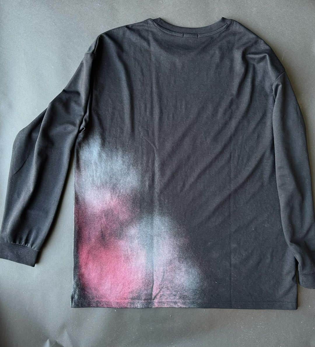 日暮愛葉さんのインスタグラム写真 - (日暮愛葉Instagram)「こちらのBat Long sleeve Tshirt  ソールドアウトとなりました。 Thank you ! Sold out!  ありがとうございます😊 沢山着てくださいね！  他のTシャツもオンラインにございますのでぜひ！  store.aiha-h.com」11月9日 21時40分 - aiha_higurashi