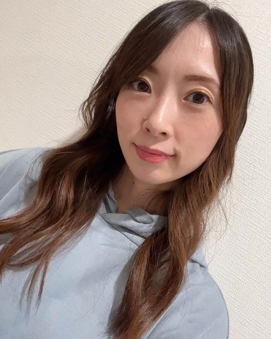 のインスタグラム：「放置していたら前髪が下ろせなくなって分けることに。 このまま伸ばすか、切るか…  #前髪 #髪型悩み中」