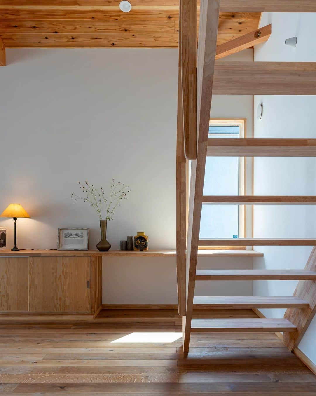 クボタ住建さんのインスタグラム写真 - (クボタ住建Instagram)「「木の家だからできること」  #クボタ住建  ベランダで楽しむニ階リビングの家/S邸 続いて2階をご紹介します♪  階段を上ると大きな勾配天井木貼りが圧巻のリビングへ。 階段を中心にダイニング、キッチン、スタディ、収納部屋が緩やかに繋がります。  一枚目の正面に見える階段からロフトへつながります。 ハシゴで上がるよりも安全です！  ベランダのデッキで楽しむ休日は至福の時間ですね☕️  デッキでビール🍺を合言葉に進めた計画！  したかった事を叶える🤍 そこから家づくりを考えると 楽しいですね！  ＜クボタ住建施工＞  @kubota_jyuken  #2階リビング #リビング階段 #ステンレスキッチン #スタディ #勾配天井 #リビングボード #造作階段 #パントリー #造作提案 #バルコニーのある暮らし #ウッドデッキ  クボタ住建は優しく温かい自然素材の木の家をつくります HP & more photos→@kubota_jyuken 施工事例多数掲載しております。 ホームページへもぜひ↓ https://kubotajyuken.com/  ⭐︎スタッフブログ⭐︎ https://kubotajyuken.com/blog/  #クボタ住建 #神奈川の注文住宅 #大和市#湘南の家#suumo注文住宅 #自由設計 #木の家 #無垢の家 #自然素材の家 #和モダンな家 #暮らしをつくる #暮らしを楽しむ #丁寧な暮らし#構造現し #工務店がつくる家  #工務店だからつくれる家  #工務店   クボタ住建 棟梁の自宅、随時見学受付ます。 資料請求やお問い合わせも是非。 メッセージDMでもどうぞ」11月9日 21時42分 - kubota_jyuken