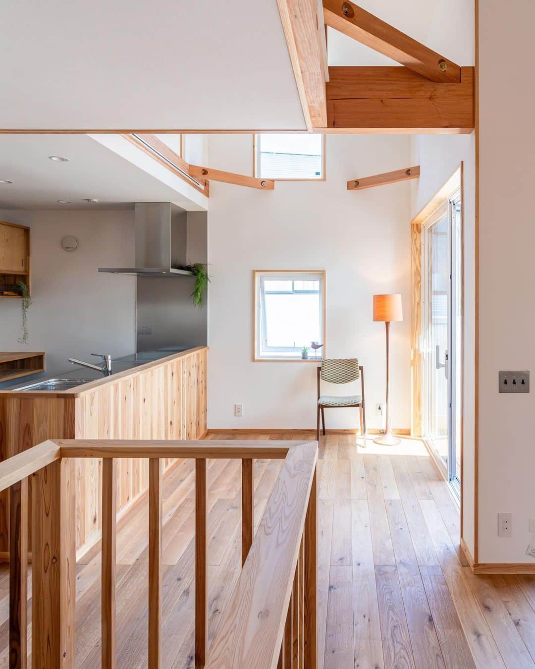 クボタ住建さんのインスタグラム写真 - (クボタ住建Instagram)「「木の家だからできること」  #クボタ住建  ベランダで楽しむニ階リビングの家/S邸 続いて2階をご紹介します♪  階段を上ると大きな勾配天井木貼りが圧巻のリビングへ。 階段を中心にダイニング、キッチン、スタディ、収納部屋が緩やかに繋がります。  一枚目の正面に見える階段からロフトへつながります。 ハシゴで上がるよりも安全です！  ベランダのデッキで楽しむ休日は至福の時間ですね☕️  デッキでビール🍺を合言葉に進めた計画！  したかった事を叶える🤍 そこから家づくりを考えると 楽しいですね！  ＜クボタ住建施工＞  @kubota_jyuken  #2階リビング #リビング階段 #ステンレスキッチン #スタディ #勾配天井 #リビングボード #造作階段 #パントリー #造作提案 #バルコニーのある暮らし #ウッドデッキ  クボタ住建は優しく温かい自然素材の木の家をつくります HP & more photos→@kubota_jyuken 施工事例多数掲載しております。 ホームページへもぜひ↓ https://kubotajyuken.com/  ⭐︎スタッフブログ⭐︎ https://kubotajyuken.com/blog/  #クボタ住建 #神奈川の注文住宅 #大和市#湘南の家#suumo注文住宅 #自由設計 #木の家 #無垢の家 #自然素材の家 #和モダンな家 #暮らしをつくる #暮らしを楽しむ #丁寧な暮らし#構造現し #工務店がつくる家  #工務店だからつくれる家  #工務店   クボタ住建 棟梁の自宅、随時見学受付ます。 資料請求やお問い合わせも是非。 メッセージDMでもどうぞ」11月9日 21時42分 - kubota_jyuken