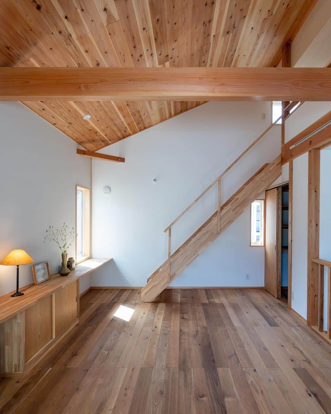 クボタ住建のインスタグラム：「「木の家だからできること」  #クボタ住建  ベランダで楽しむニ階リビングの家/S邸 続いて2階をご紹介します♪  階段を上ると大きな勾配天井木貼りが圧巻のリビングへ。 階段を中心にダイニング、キッチン、スタディ、収納部屋が緩やかに繋がります。  一枚目の正面に見える階段からロフトへつながります。 ハシゴで上がるよりも安全です！  ベランダのデッキで楽しむ休日は至福の時間ですね☕️  デッキでビール🍺を合言葉に進めた計画！  したかった事を叶える🤍 そこから家づくりを考えると 楽しいですね！  ＜クボタ住建施工＞  @kubota_jyuken  #2階リビング #リビング階段 #ステンレスキッチン #スタディ #勾配天井 #リビングボード #造作階段 #パントリー #造作提案 #バルコニーのある暮らし #ウッドデッキ  クボタ住建は優しく温かい自然素材の木の家をつくります HP & more photos→@kubota_jyuken 施工事例多数掲載しております。 ホームページへもぜひ↓ https://kubotajyuken.com/  ⭐︎スタッフブログ⭐︎ https://kubotajyuken.com/blog/  #クボタ住建 #神奈川の注文住宅 #大和市#湘南の家#suumo注文住宅 #自由設計 #木の家 #無垢の家 #自然素材の家 #和モダンな家 #暮らしをつくる #暮らしを楽しむ #丁寧な暮らし#構造現し #工務店がつくる家  #工務店だからつくれる家  #工務店   クボタ住建 棟梁の自宅、随時見学受付ます。 資料請求やお問い合わせも是非。 メッセージDMでもどうぞ」