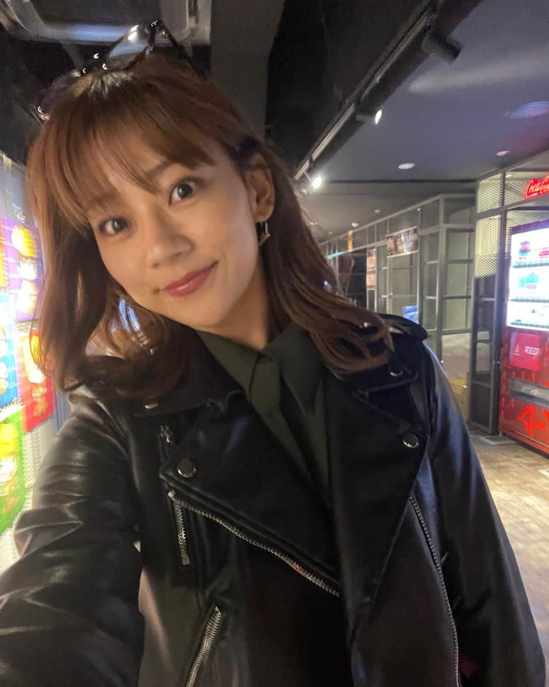 のインスタグラム：「💋👩🏼‍🦰🤎🤎 Self make up day💄  自分メイクが上手にできた日👏🏼 イベントにご招待された日だったので、いつもの手抜きすっぴんじゃいけない！と思いちゃんとしました😌  綺麗な景色見たり、美味しいご飯食べたり❣️幸🤤🤤 明日もお仕事頑張りましょう」