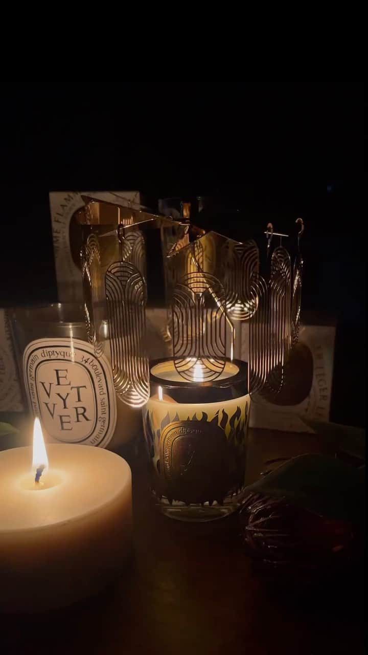 chinatsu614のインスタグラム：「Christmas around the corner. ・ ・ ・  少しずつ クリスマスムードを高めて❤︎  手前のキャンドルは ラトビアの香りと自然が詰まったボタニカルキャンドルなの。  天然の大豆と菜種のワックスと香料のみで 丁寧に手作りされたキャンドル。  選んだMossは深呼吸したくなる香り❤︎  ・ ・ ・ #diptyque #diptyquecandle  #munio #christmasdecor」