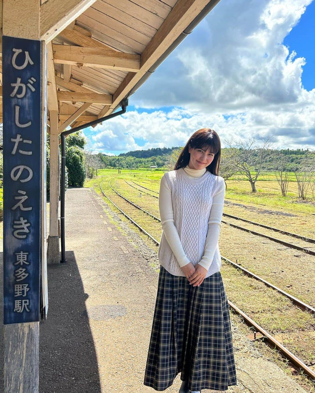 藤井美菜のインスタグラム：「. 『相棒22』、ご視聴いただきありがとうございました🙇‍♀️ たくさんの方から感想のご連絡をいただいて、相棒パワーを感じています。  夢を持っていることで抱ける希望と、それを追い続けることで生まれる葛藤。自分にも身に覚えのある感情だったので、なんだかハッとさせられるストーリーでした。  まさか今の自分が17歳を演じると思っていなかったので、17歳設定の時の写真を載せておきまーす🤣  드라마 “파트너22”, 봐주셔서 감사합니다.  많은 분들한테 소감 연락을 받아서 파트너라는 드라마의 대단한 힘을 많이 느끼고 있습니다.  꿈을 꾸면서 갖을수 있는 희망과 그걸 이루어지기 위해서 느끼는 갈등들. 저도 많이 아는 감정들이라 뭔가 뜻 깊은 스토리였습니다.  설마 제가 17살인 연기를 할줄 몰랐으니 17살 연기했을때 사진을 올려볼게요🤣ㅋㅋ  #相棒22#テレビ朝日#テレ朝#ドラマ #파트너22#일본드라마#일드 #japanesedrama#partner22#drama #ainou」