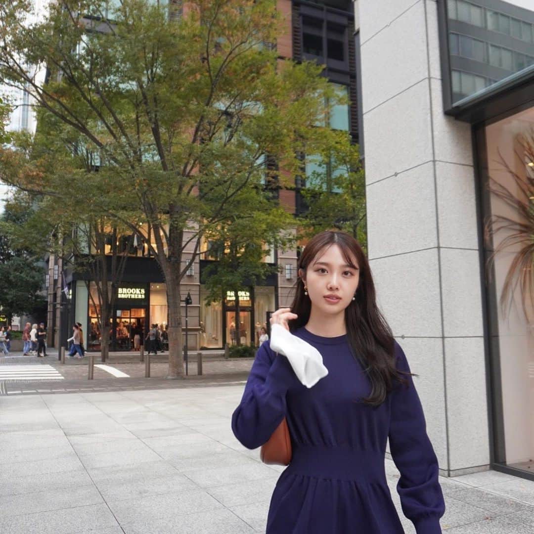 藤江萌さんのインスタグラム写真 - (藤江萌Instagram)「親友と過ごした日💐 いっぱい写真撮ってくれた✌︎  やっぱいい笑顔してますねぇ笑  dress : @audire_official  shoes : @dianashoespress  bag : @celine  earrings : @ete_official   月1回整体と最近始めた美容鍼、 お家でのストレッチをかかさず続けています✌︎  整体は @elena.4beauty  美容鍼は @quinbelle_omotesando  にお世話になっています！  珍しくちょこっと続いてる。笑 自分磨き頑張ろっ！！  #冬服 #冬服コーデ #ワンピース #ワンピースコーデ #丸の内 #丸の内ランチ #丸の内カフェ #丸の内グルメ #東京カフェ #東京グルメ #東京ランチ #東京駅グルメ #東京駅カフェ #東京駅ランチ #東京駅 #藤江萌 #audire #diana #celine #ete #tokyo #tokyostation #japanesegirl #a16 #marunouchi #vlog」11月9日 21時47分 - fujie_moe_official
