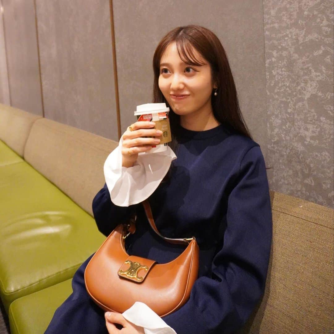 藤江萌さんのインスタグラム写真 - (藤江萌Instagram)「親友と過ごした日💐 いっぱい写真撮ってくれた✌︎  やっぱいい笑顔してますねぇ笑  dress : @audire_official  shoes : @dianashoespress  bag : @celine  earrings : @ete_official   月1回整体と最近始めた美容鍼、 お家でのストレッチをかかさず続けています✌︎  整体は @elena.4beauty  美容鍼は @quinbelle_omotesando  にお世話になっています！  珍しくちょこっと続いてる。笑 自分磨き頑張ろっ！！  #冬服 #冬服コーデ #ワンピース #ワンピースコーデ #丸の内 #丸の内ランチ #丸の内カフェ #丸の内グルメ #東京カフェ #東京グルメ #東京ランチ #東京駅グルメ #東京駅カフェ #東京駅ランチ #東京駅 #藤江萌 #audire #diana #celine #ete #tokyo #tokyostation #japanesegirl #a16 #marunouchi #vlog」11月9日 21時47分 - fujie_moe_official