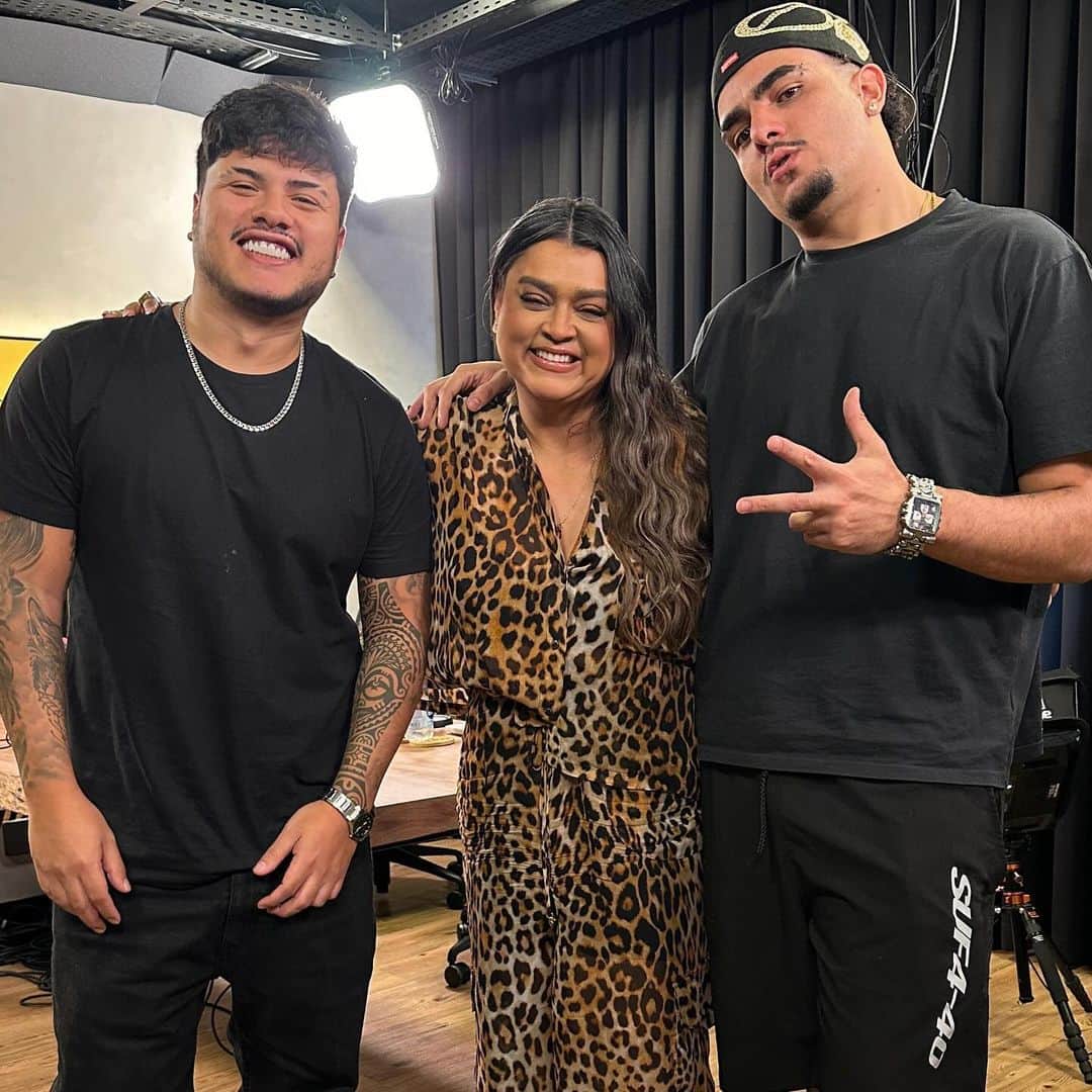 Preta Gilのインスタグラム：「Ontem foi dia de finalmente conhecer esses queridos @igao e @mitico, no @podpah!!! ❤️  Amei ser entrevistada por essas figuras potentes! Nosso papo foi incrível! Quem aí acompanhou?」