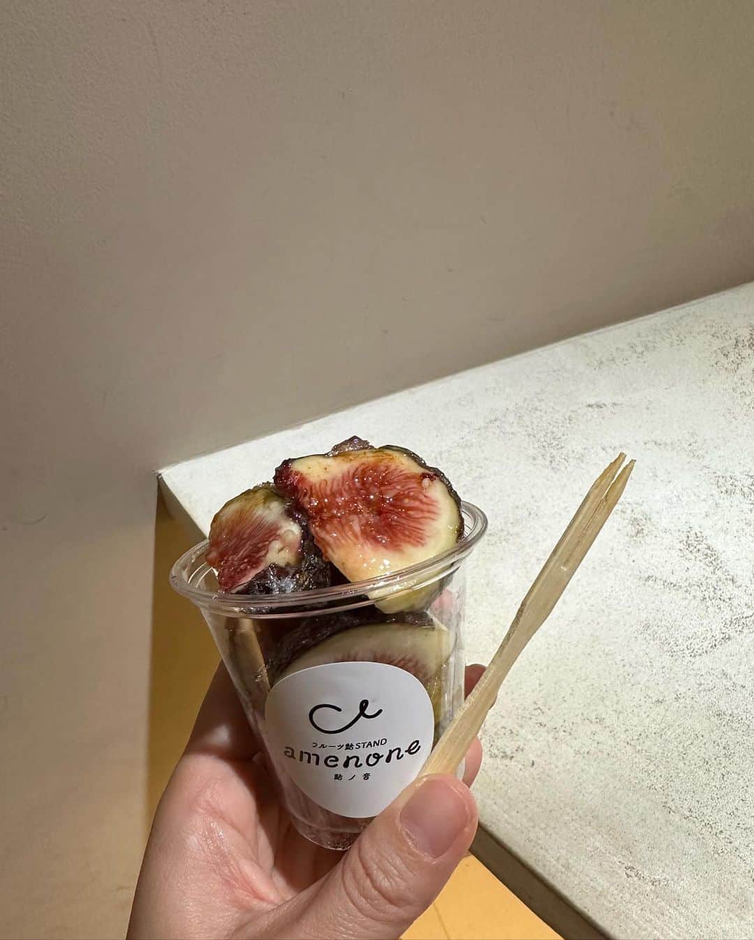 AYAさんのインスタグラム写真 - (AYAInstagram)「_ いつからか流行ったフルーツ飴🍎🍬  元々お祭りとか行ったら絶対食べるけど こついうお店で買うのは初めて🐒  無花果が10月までってたまたま見て 買ってみた〜！ 美味しかったけど量少なめでびっくりしたのが 本音です！（笑）  周りの飴は4種類から選べたよ🤍 りんご飴もいっぱい種類あって気になる🍎  いちじく飴　紅茶　¥880  #綾花ログ」11月9日 21時47分 - a.y.hana_12o6