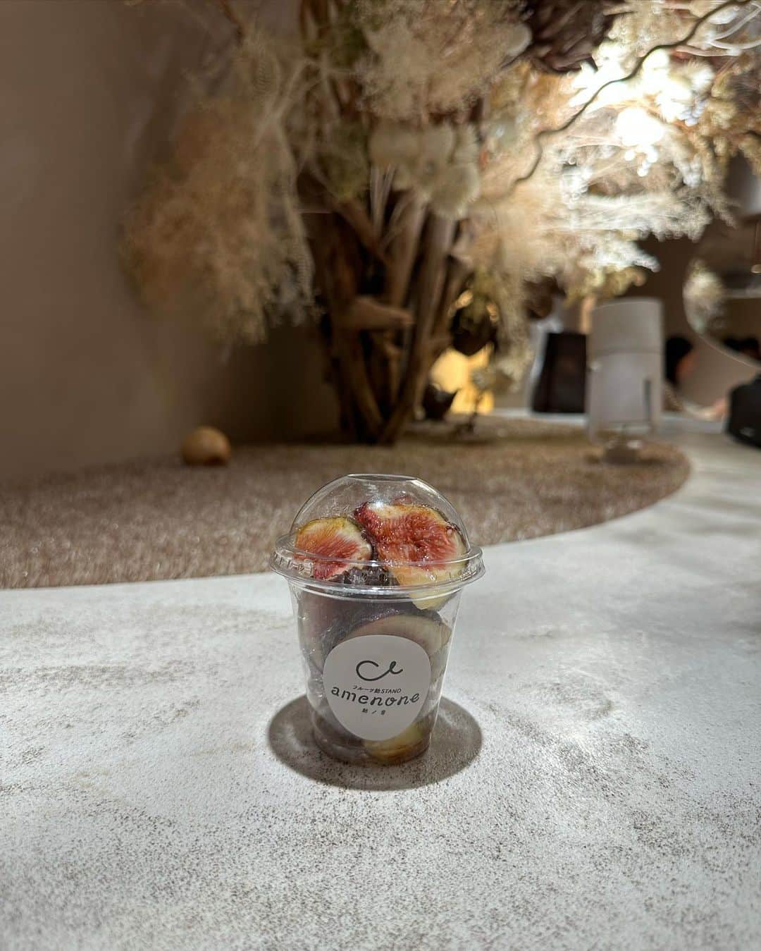 AYAさんのインスタグラム写真 - (AYAInstagram)「_ いつからか流行ったフルーツ飴🍎🍬  元々お祭りとか行ったら絶対食べるけど こついうお店で買うのは初めて🐒  無花果が10月までってたまたま見て 買ってみた〜！ 美味しかったけど量少なめでびっくりしたのが 本音です！（笑）  周りの飴は4種類から選べたよ🤍 りんご飴もいっぱい種類あって気になる🍎  いちじく飴　紅茶　¥880  #綾花ログ」11月9日 21時47分 - a.y.hana_12o6