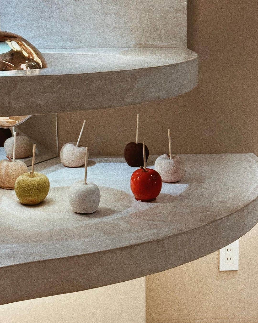 のインスタグラム：「_ いつからか流行ったフルーツ飴🍎🍬  元々お祭りとか行ったら絶対食べるけど こついうお店で買うのは初めて🐒  無花果が10月までってたまたま見て 買ってみた〜！ 美味しかったけど量少なめでびっくりしたのが 本音です！（笑）  周りの飴は4種類から選べたよ🤍 りんご飴もいっぱい種類あって気になる🍎  いちじく飴　紅茶　¥880  #綾花ログ」