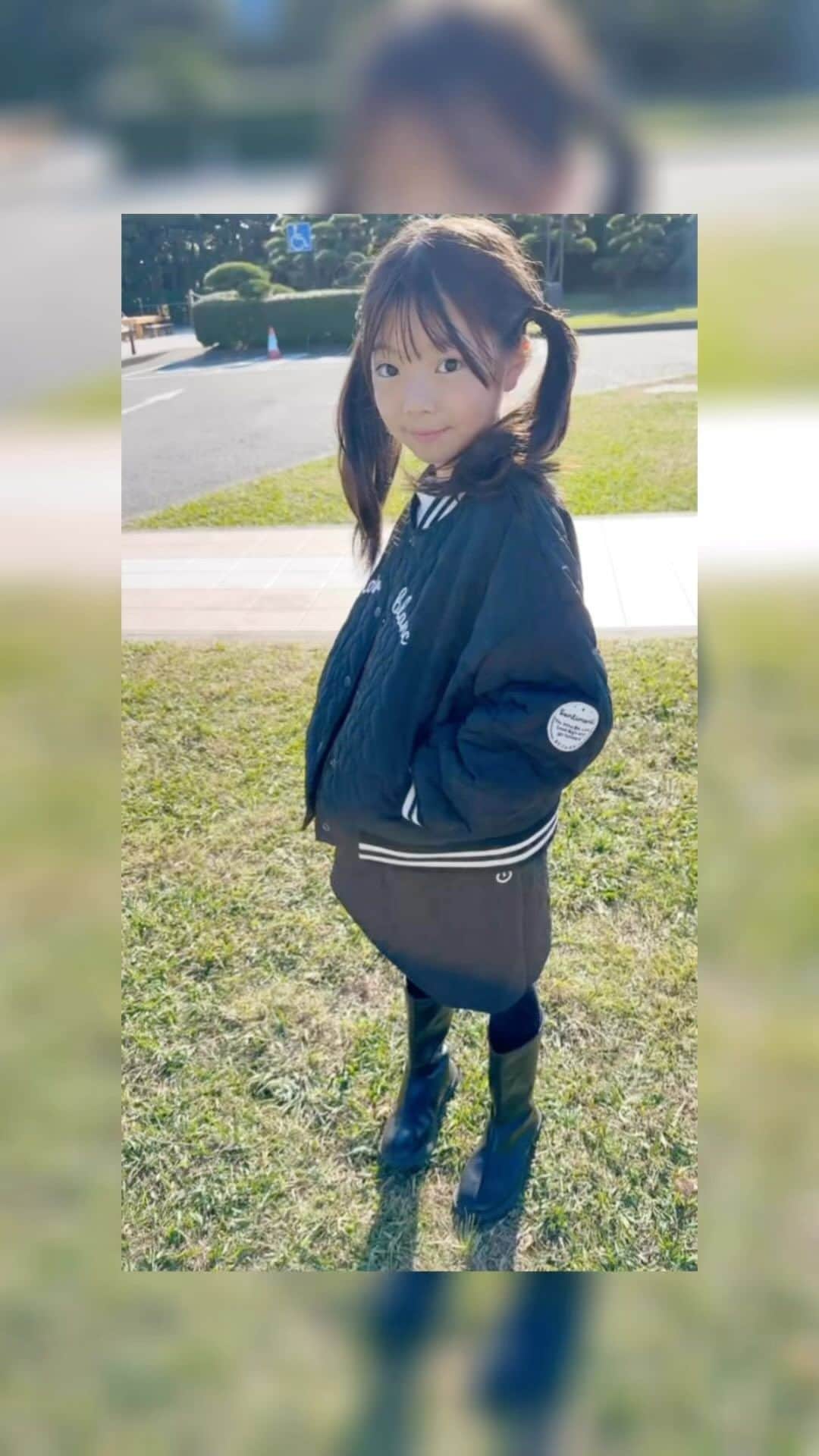 Yukiのインスタグラム：「三女の優しさと一緒にいると安心できるような雰囲気がだいすき☺️💓  いちばん親心つかむのが上手いのはやっぱり末っ子だから？？😳💕  わが家の双子さんは 1分差違いで生まれてきたので 次女と三女を分け隔てなく 同じように愛情を注いできても それぞれの個性は少しずつ出てくるもので、なんとも面白い🤗⭐️  お洋服は 今日から発売だよー。  可愛すぎるセットアップ💖　 三女は気に入りすぎて2.3日に一度は着てるほど🤗💓  涼しくなってきたのでこれからの時期にもぴったり⭐️  @marvery.2023 @roanjane2 @bojoge79  ぜひチェックしてねー💓💖  #ロアアンドジェーン#roanjane#bojoge#韓国子供服」