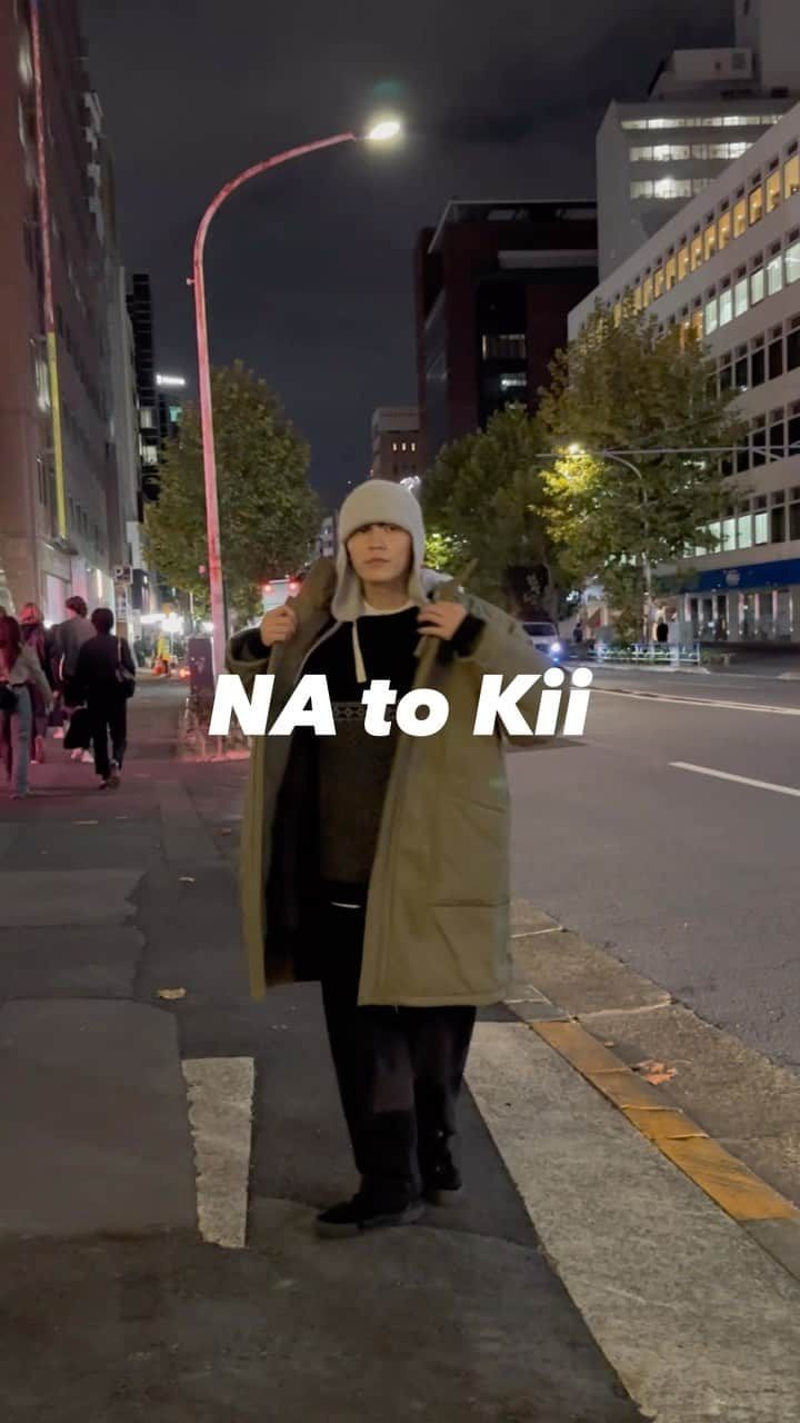 ニコアンドのインスタグラム：「NA TO Kii(ネイトゥーキー)とは「WORK」「TRAD」「MILITARY」をキーワードに、肩肘はらない心地のよいワークウェアを展開しております！  アウターはリバーシブル仕様となっております！  ぜひお買い物の参考にしてください🛍️  outer:NAT2WAYキルトコート¥22,000taxin tops:NATガゼットフードPO¥9,900taxin tops:NATJQDガラガラニット¥11,000taxin bottoms:NAT BKWASHカーゴPT¥9,900taxin  _________________ 📍@nikoandtokyo OPEN 11:00 CLOSE21:00 _________________  #nikoand #ニコアンド #nikoandtokyo #ニコアンドトーキョー　#natokii #渋谷　#原宿　#fasion #ファッション　#coordinate #コーディネート　#tokyo #ootd #東京　#ニコアンドコーデ　#シティコーデ　#ベストコーデ　#カジュアルコーデ #ベスト　#柄スカート #大人カジュアル　#パーカー　#パーカーコーデ　#work #trad #military #ワークコーデ　#トラッドコーデ　#ミリタリーコーデ　#メンズファッション」