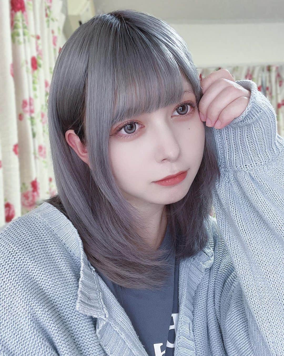 羽島めいさんのインスタグラム写真 - (羽島めいInstagram)「色落ちこんな感じ。🩶🩶🩶   #ヘアカラー #ヘアスタイル #ブルーブラック  #ブルーラベンダー #ブルー #ラベンダー #カラコン #idol #ミディアム #グレー #グレージュ」11月9日 21時49分 - mei__kmyd