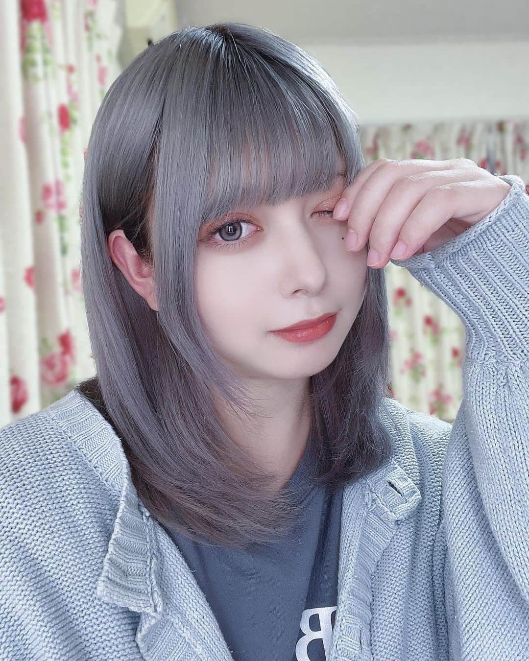 羽島めいさんのインスタグラム写真 - (羽島めいInstagram)「色落ちこんな感じ。🩶🩶🩶   #ヘアカラー #ヘアスタイル #ブルーブラック  #ブルーラベンダー #ブルー #ラベンダー #カラコン #idol #ミディアム #グレー #グレージュ」11月9日 21時49分 - mei__kmyd