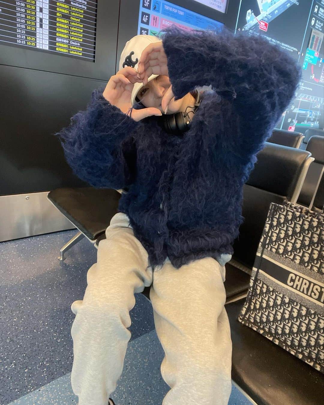 白倉あやさんのインスタグラム写真 - (白倉あやInstagram)「TOÉ CARDIGAN OUTFITS 1weeks🖤!!! New colorのnavyもでました〜🫐全部で8色になりました..!（作りすぎ😂）  @the_toe_official」11月9日 21時49分 - shirakur_a