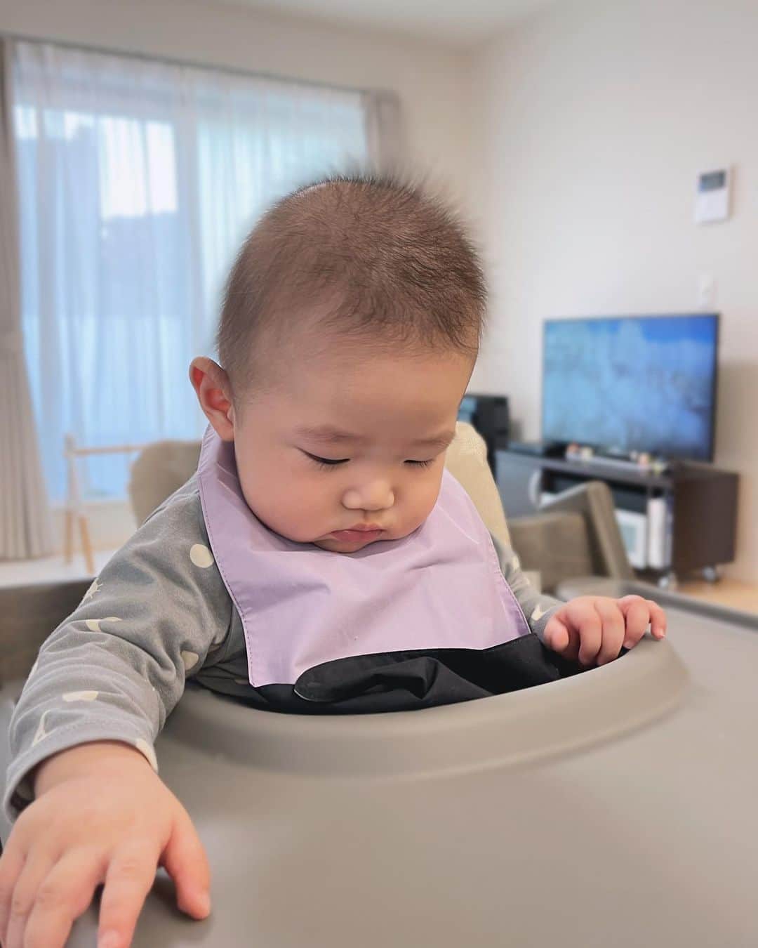 結城はゆるさんのインスタグラム写真 - (結城はゆるInstagram)「🥄 　  　　˗ˏˋ #離乳食 はじめてみた ˎˊ˗ 　　 　　 　　☑︎ highchair / @stokkejapan (TrippTrap) 　　☑︎ tableware / @lecreusetjapon @mikihouse.official  　　 　 　 　　キリよく11月から離乳食スタート🥣 　　トロトロすぎるお粥を嫌な顔せず 　　もぐもぐもりもり食べてくれて母は嬉しいぞ！！　 　　 　　 　　でも2週目なのに既に離乳食製作に心が折れそう🙋🏻‍♀️ 　　ブレンダーの振動が強過ぎて手が腱鞘炎になそう🙋🏻‍♀️ 　　(これ品目増えたらやばない？状態←) 　　という感じでヒーヒー言いながらやっとります🫶 　 　 　　 　　ま、食べて色んな表情見れるの楽しいし 　　足りない栄養分の補給ができてればいっか！ 　　の適当精神で(笑)ゆるーく頑張ろ〜🥳 　　 　　 　　 　　   　　 　　 #離乳食初期 #離乳食デビュー #離乳食デビュー  #離乳食準備 #離乳食グッズ #離乳食開始  #ハイチェア #ベビーチェア #出産準備 #出産祝い #ストッケ #ストッケトリップトラップ #stokke #tripptrapp  #新米ママ #初マタ #男の子ママ #赤ちゃんのいる暮らし」11月9日 21時49分 - yuuki__hs