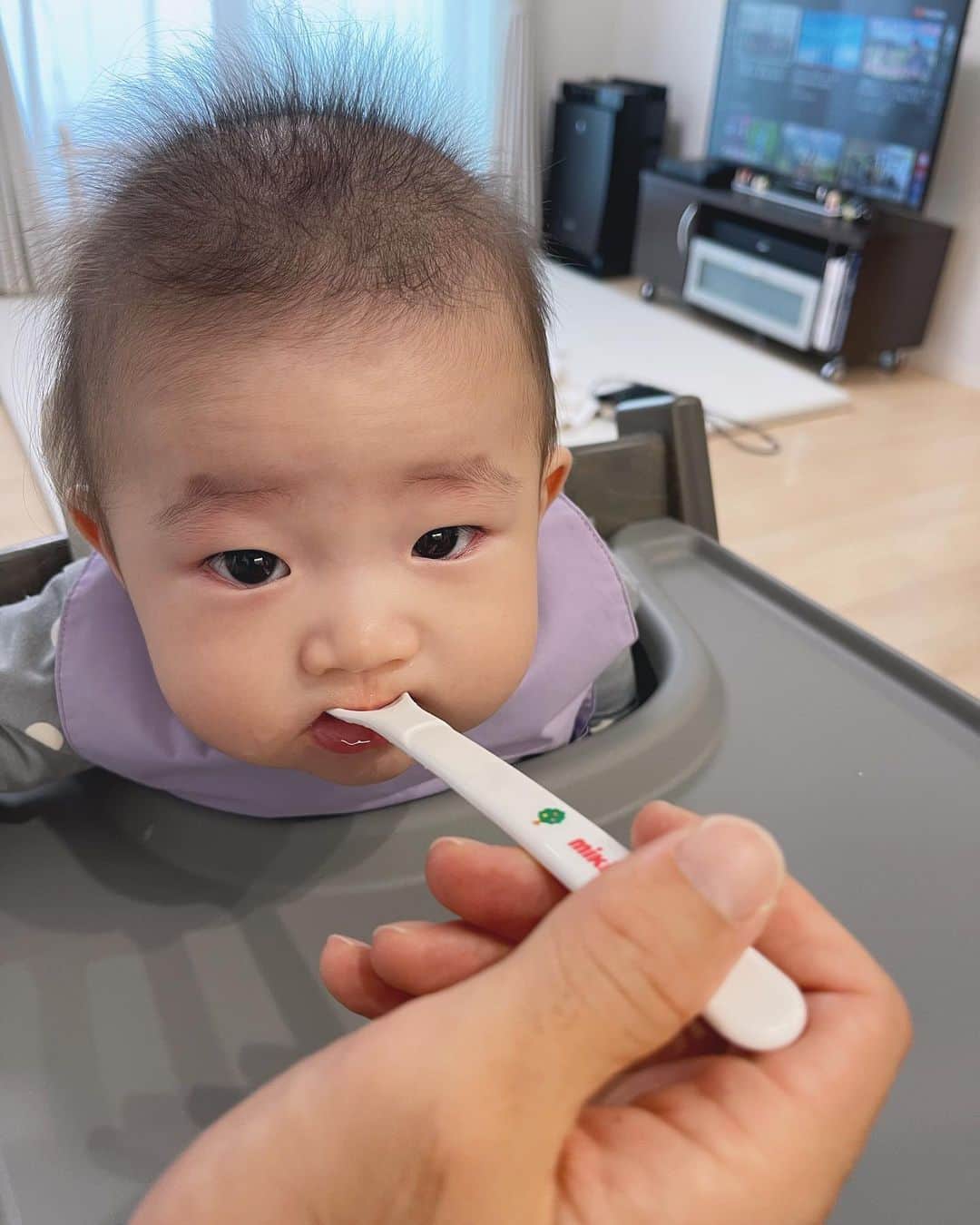 結城はゆるさんのインスタグラム写真 - (結城はゆるInstagram)「🥄 　  　　˗ˏˋ #離乳食 はじめてみた ˎˊ˗ 　　 　　 　　☑︎ highchair / @stokkejapan (TrippTrap) 　　☑︎ tableware / @lecreusetjapon @mikihouse.official  　　 　 　 　　キリよく11月から離乳食スタート🥣 　　トロトロすぎるお粥を嫌な顔せず 　　もぐもぐもりもり食べてくれて母は嬉しいぞ！！　 　　 　　 　　でも2週目なのに既に離乳食製作に心が折れそう🙋🏻‍♀️ 　　ブレンダーの振動が強過ぎて手が腱鞘炎になそう🙋🏻‍♀️ 　　(これ品目増えたらやばない？状態←) 　　という感じでヒーヒー言いながらやっとります🫶 　 　 　　 　　ま、食べて色んな表情見れるの楽しいし 　　足りない栄養分の補給ができてればいっか！ 　　の適当精神で(笑)ゆるーく頑張ろ〜🥳 　　 　　 　　 　　   　　 　　 #離乳食初期 #離乳食デビュー #離乳食デビュー  #離乳食準備 #離乳食グッズ #離乳食開始  #ハイチェア #ベビーチェア #出産準備 #出産祝い #ストッケ #ストッケトリップトラップ #stokke #tripptrapp  #新米ママ #初マタ #男の子ママ #赤ちゃんのいる暮らし」11月9日 21時49分 - yuuki__hs