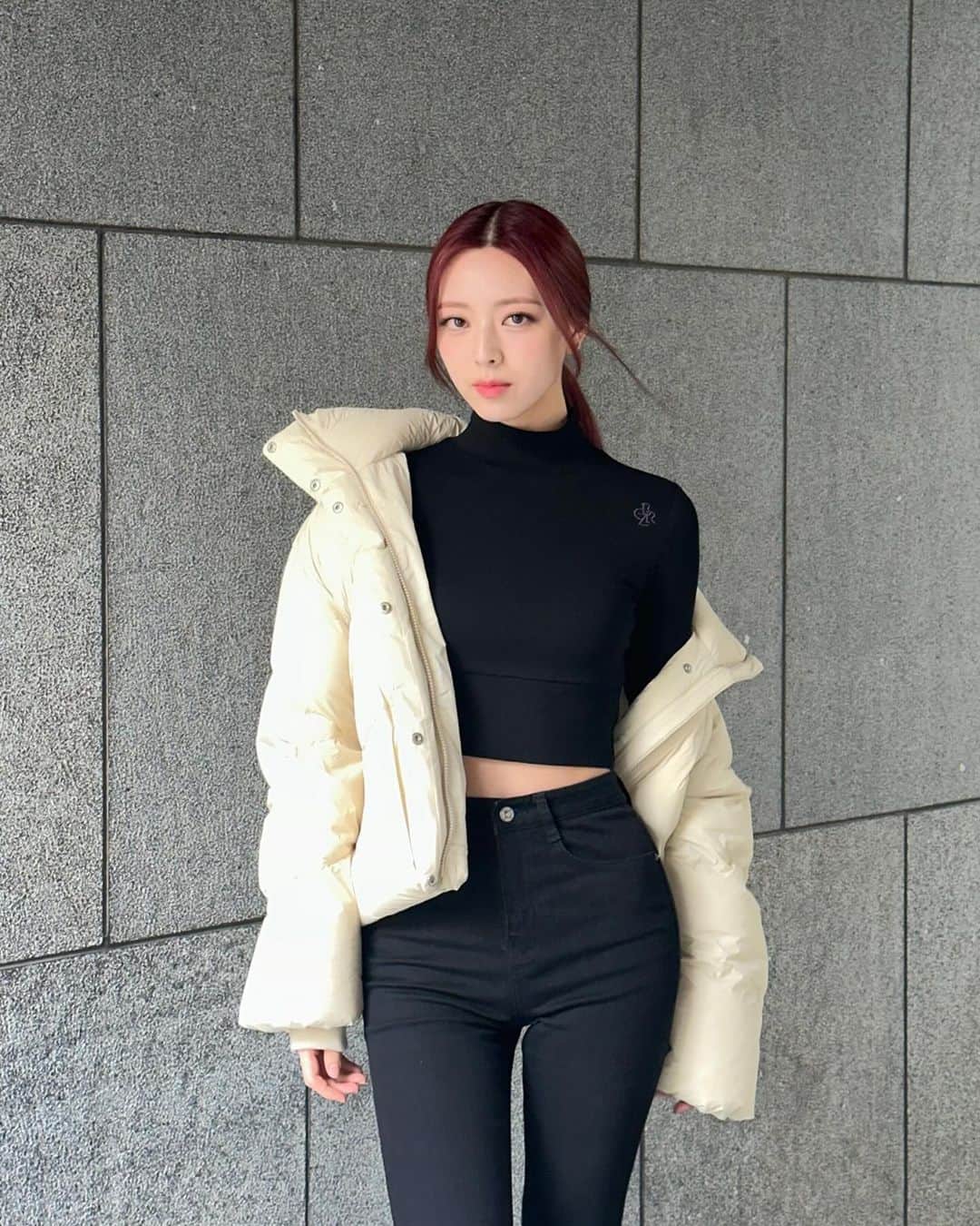 のインスタグラム：「The weather’s cold stay warm midzy🤍」