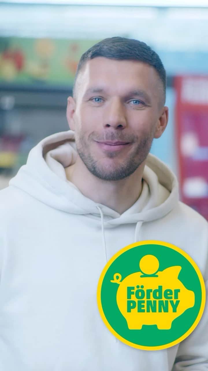 ルーカス・ポドルスキのインスタグラム：「Mach´s wie Lukas:  Denn mit unserem Förderpenny kannst du mit jedem Einkauf ganz einfach Gutes tun! 🛒💚  Einfach vor dem Bezahlen „Stimmt so!“ an der Kasse sagen und dein Einkaufswert wird automatisch auf den nächsten 10-Cent-Betrag aufgerundet. Die Differenz spenden wir an gemeinnützige Vereine für Kinder und Jugendliche in deiner Nachbarschaft.  #pennydeutschland #erstmalzupenny #foerderpenny」