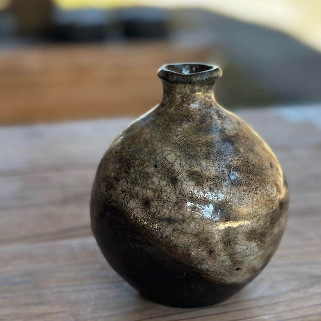 佐竹晃さんのインスタグラム写真 - (佐竹晃Instagram)「Wood fired nuka glazed tokkuri.  www.akirasatake.com #akirasatakeceramics #clay  #guinomi #ぐい呑 #asheville #tokkuri #徳利 #とっくり #酒 #sake  #gallerymugen  #陶芸 #陶芸家  #佐竹晃 #ceramics #pottery #japanese #japanesepottery #tougei」11月9日 21時52分 - akirasatake