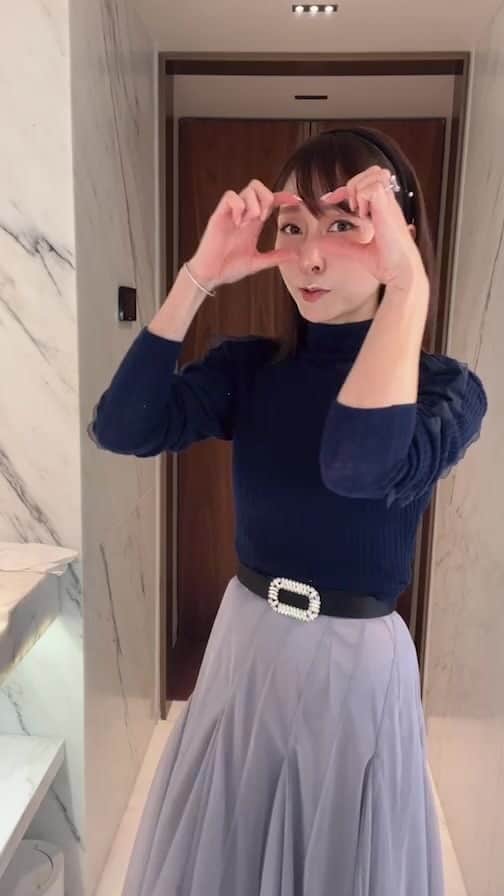 石井美保のインスタグラム：「11月9日(木)発売 石井美保×CELFORD Special Collaboration Vol.3 アイテムご紹介しました！公式オンラインは全て完売になります🙏🏻→再販決定しました！(納品は2月中旬から3月中旬)  石井美保コラボ　フリルディティールリブニット(インナーキャミはセットでついています) ￥20,900(税込) 36,38サイズ ＬＧＲＹ,ＬＡＶ,ＮＶＹ(全3色)  ストーリーへリンクを添付しています。 そちらから詳細チェックしてみてください✨  @celford_official #celford  #セルフォード」