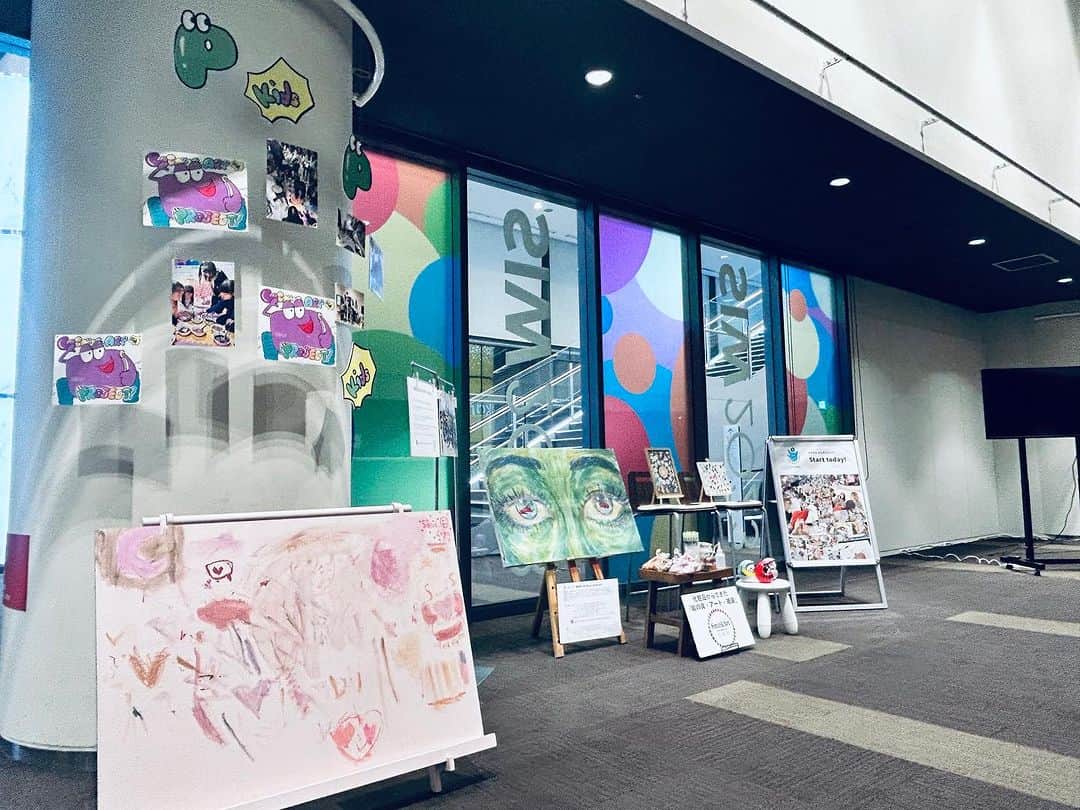 イガリシノブさんのインスタグラム写真 - (イガリシノブInstagram)「@stop_cosmeticsloss  #渋谷芸術祭　  #スミンクアート  子供たちの作品とアーティストさんの作品　@hey_nanary  が渋谷芸術祭の本会場に、　@at_cosme に引き続き飾られています。 ぜひ会場まで見にきてもらえたらです❤️」11月9日 22時02分 - igari_shinobu