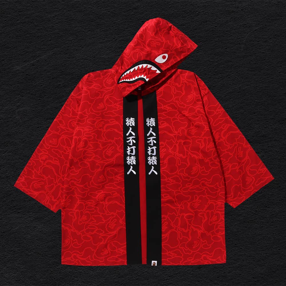 ア ベイシング エイプのインスタグラム：「A BATHING APE® の30周年を祝う記念アイテムが、A BATHING APE®の正規取り扱い店舗及びBAPE.COM WEB STOREにて発売中。  �30周年を記念したロゴは、日本の伝統的な図案文字“江戸文字”をポップアートに昇華させたアーティスト、sneakerwolf（スニーカーウルフ）氏がデザイン。  定番のアパレルアイテムから、扇子や手ぬぐい、のれん、BABY MILO®︎のこけしやフットウェア、BAPEX®など多種多様なユニークなアイテムをラインアップしました。  A BATHING APE®, founded in Harajuku in 1993, is releasing special items to celebrate its 30th Anniversary.   The lineup includes a wide variety of unique items ranging from apparel items such as T-shirts, Shark Hoodies, Coach Jackets, Denim Shirts, Denim Pants, and Kimono Jacket, to hand fans, Tenugui hand towels, Noren, BABY MILO® Kokeshi dolls, paperweights, CLUTCH STA sneakers, and BAPEX® watch.   The 30th Anniversary items will be available at authorized A BATHING APE® stores and BAPE.COM from Saturday, November 11th.   #bape #abathingape #bape30th」