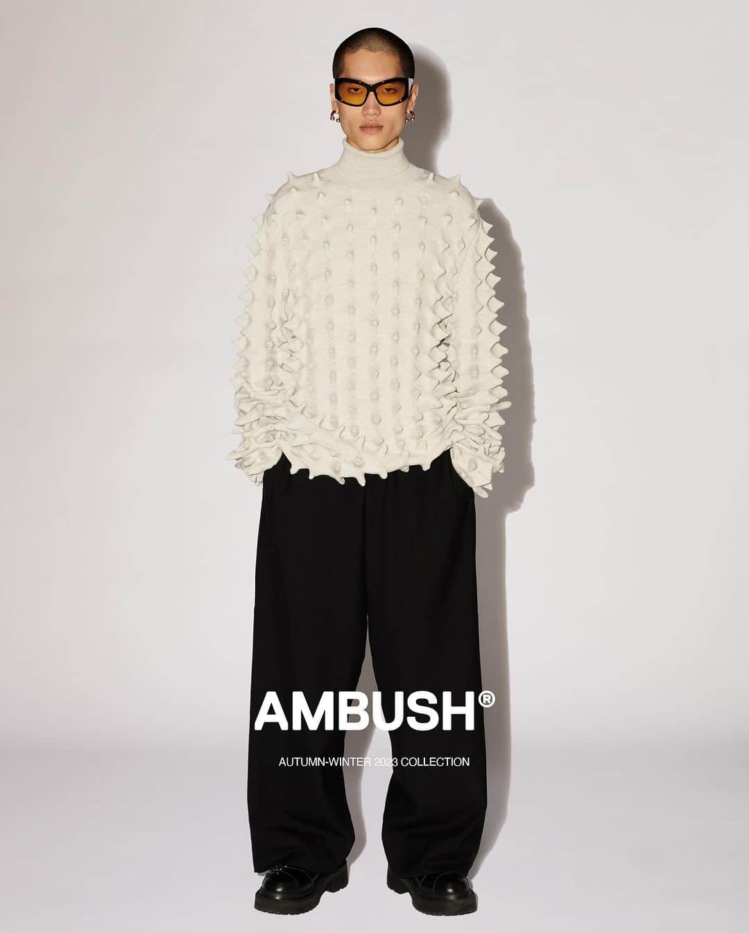 AMBUSHさんのインスタグラム写真 - (AMBUSHInstagram)「#AMBUSH AW23 COLLECTION Stretchy, spiky knitwear. Black or off-white, cropped or regular length, now available at our WEBSHOP and WORKSHOP」11月9日 21時56分 - ambush_official