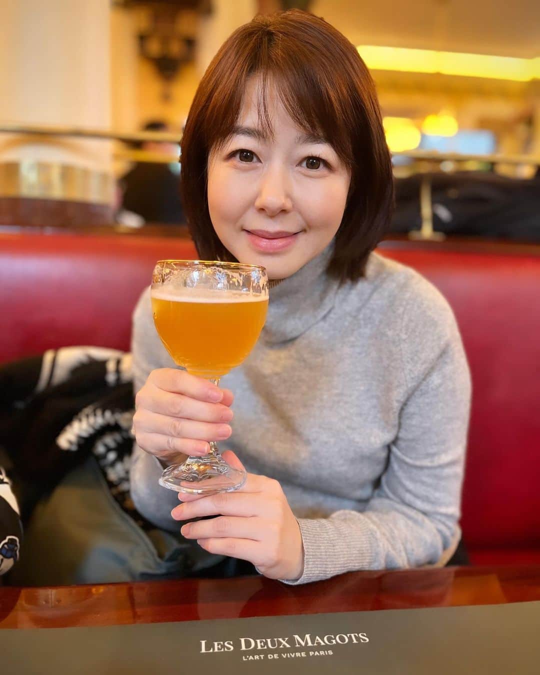 堀内敬子のインスタグラム：「Paris💜  セーヌ川クルーズをして、光るエッフェル塔を見たり。  モンマルトルで、自画像を書いてもらったり🖼️  絶対見たかった、ムーランルージュをみんなでお洒落して 見に行きました。  最高なParisを満喫です💜  #自画像はちょっと似てないかも #アメリのカフェでクリームブリュレも食べた #ドゥマゴパリでは頭に羽をつけたマダムがいました  #ムーランルージュは最高でしかなかった🥰」