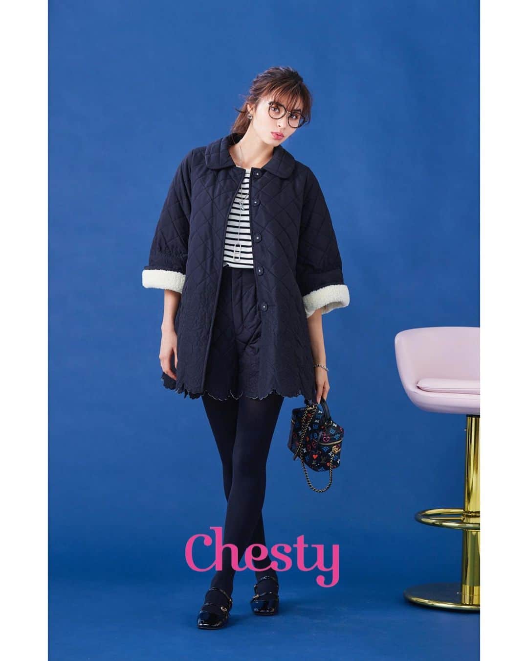のインスタグラム：「［ New Item ］  Chestyオリジナル刺繍を施した特別感のあるキルティングコート。  セットのボアライナーが装いに温もりを添えてくれます。  裾を飾るフラワーモチーフのスカラップ刺繍や袖口折り返し部分にもボアをあしらうなど、他にはない細やかなディテールが洗練度をアップ。  すっきりとしたAラインシルエットやヒップまで隠れる丈感など、こだわりのフォルムがスタイルを綺麗に魅せ、エレガントな佇まいを惹き立てます。  おしゃれと機能性を兼ね備えた、他には無い一枚。  ✔︎ 2WAYキルティングコート  【Color】  Black , White  【Size】  0 , 1  Online Shop : 11/10(金) 18:00 Release SHOP : In Store Now  #chesty #チェスティ」