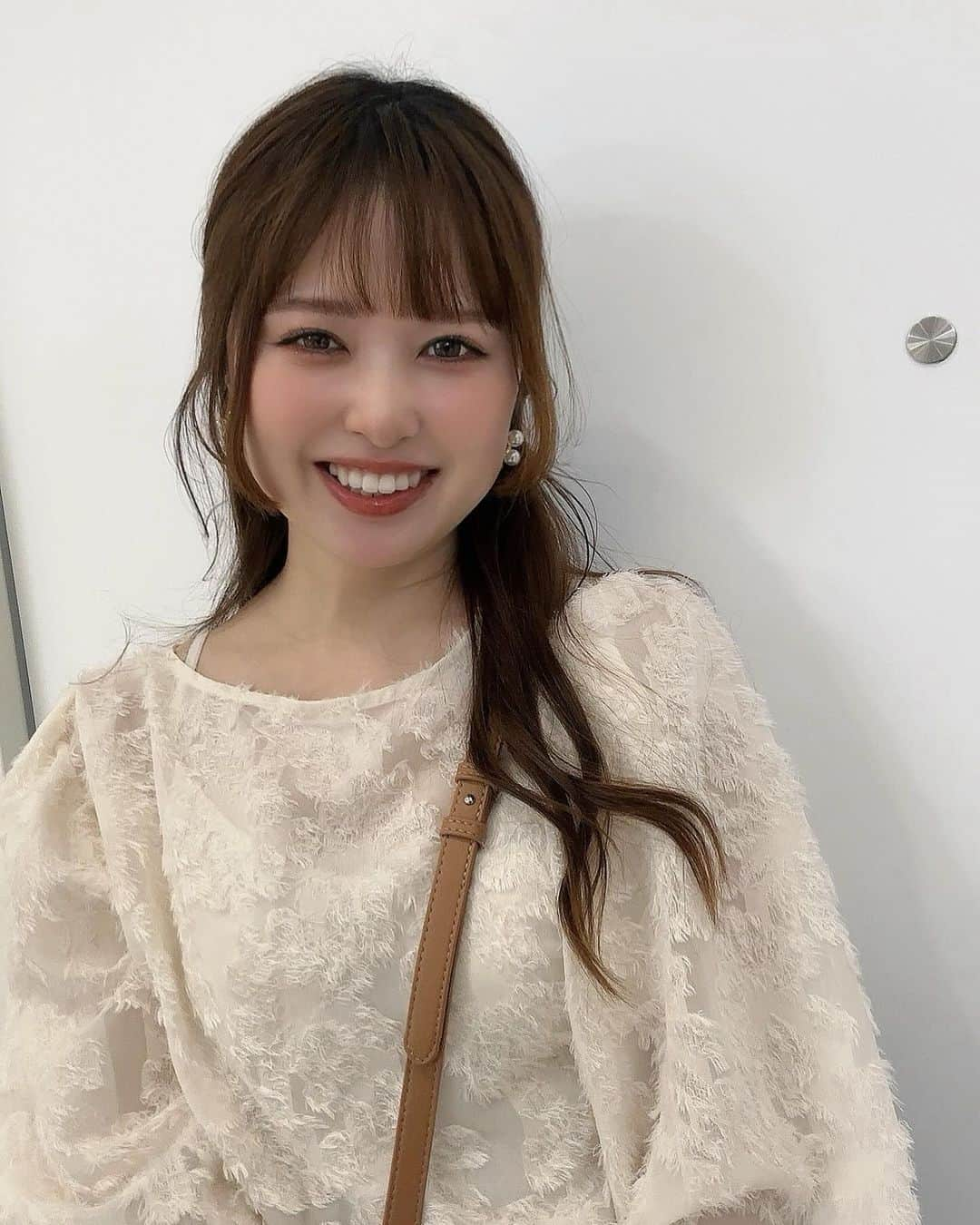 村岡美咲のインスタグラム：「𓅿𓅿𓅿𓈒 𓂂𓏸  なんかめっちゃ笑ってる写真🤪  なんかまだまだ暑くて このくらい薄手の服着てる〜💭 ((この服肩幅身幅ちょっと大きいね))  ┈┈┈┈┈┈ ❁ ❁ ❁ ┈┈┈┈┈┈┈  #シースルートップス #ブラウス #ブラウスコーデ #アイボリー #前髪 #ぱっつん前髪 #シースルーバング #姫カット #ロングヘア #ハーフアップ #今日のメイク #カラコン #大人ガーリー #お出かけコーデ #DHOLIC #韓国ファッション」