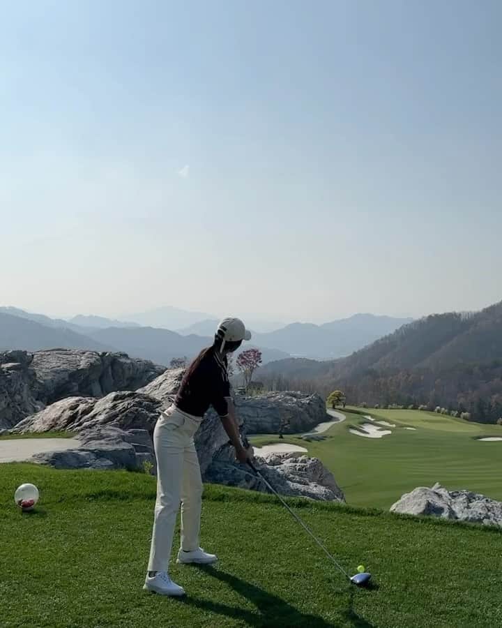 コ・ウォニのインスタグラム：「짧은 파4 원온 실패  하지만 잘 맞았죠 🙌🏼」