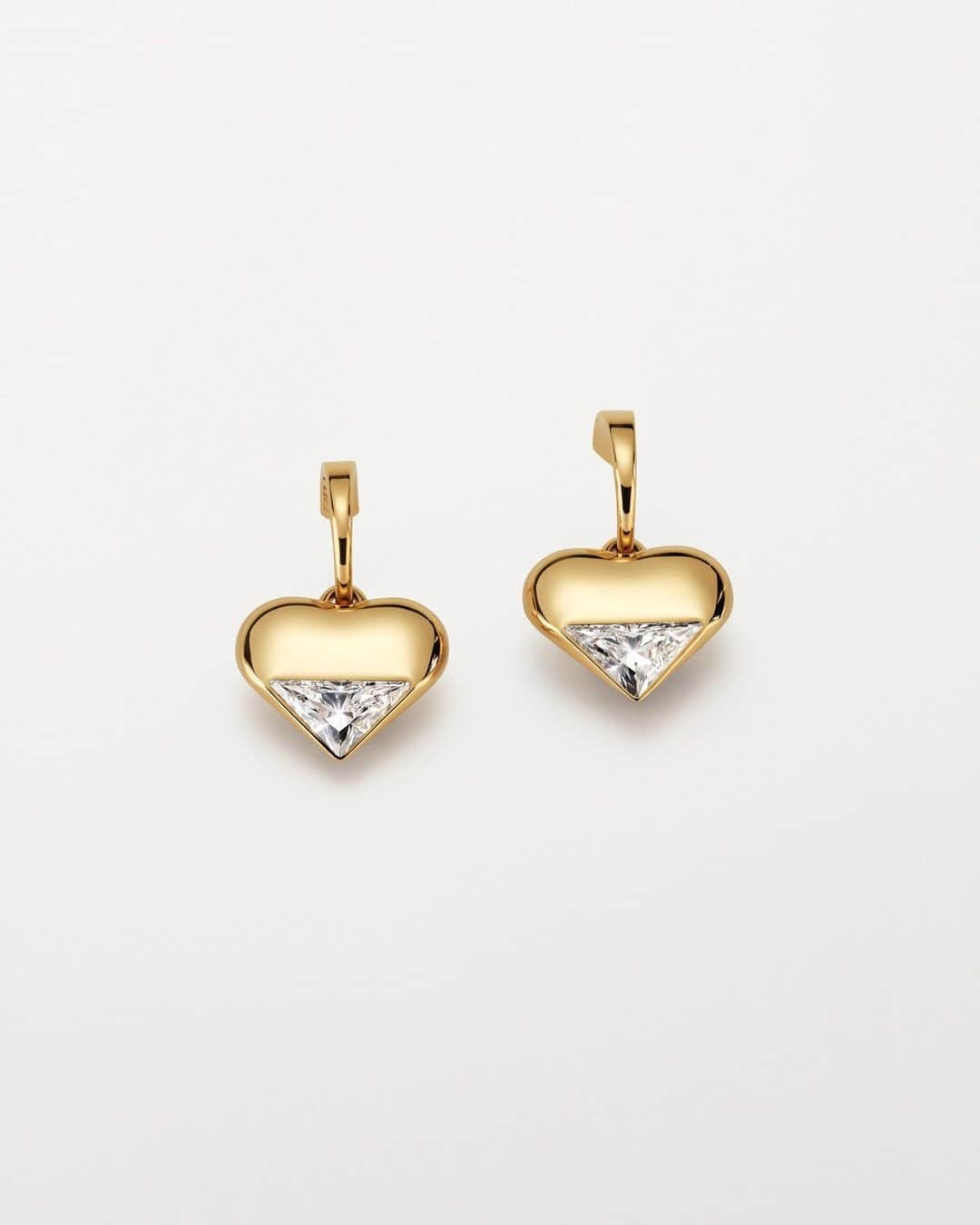 プラダのインスタグラム：「A Prada laboratory-grown diamond creates duality in a classic Prada Heart earring: soft edges and sharp facets; love and its complexities. Discover more via link in bio.  #PradaEternalGold #PradaFineJewelry #Prada」