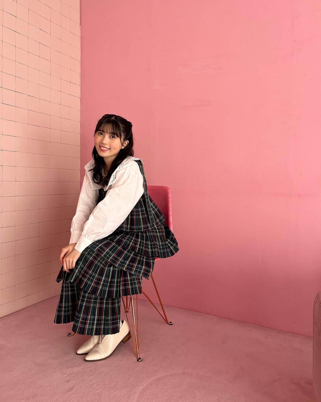 西田汐里のインスタグラム：「🍀  ｢週刊ヤングジャンプ50号｣本日発売です！  衣装もスタジオも超可愛かったよ💓  #ヤングジャンプ #ハロプロ  #beyooooonds #西田汐里」