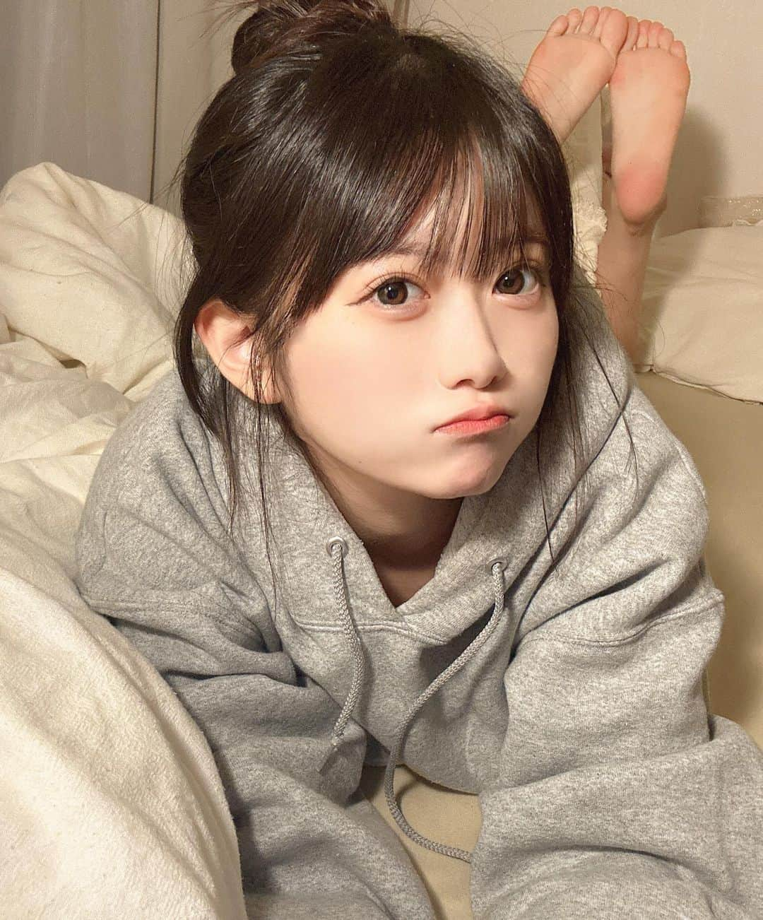 原田珠々華のインスタグラム：「⛄️❄️  冬はふたりでごろごろしよ？♡  最近寒くなってきたね🥺  #虹のコンキスタドール  #虹コン  #黒髪  #黒髪女子 #japanese  #japanesegirl  #japaneseidol  #girl #idol  #ミディアムヘア  #地下アイドル #偶像  #偶像练习生  #雰囲気好きな人いいね  #いいね返し  #おうちじかん  #部屋着  #部屋着女子  #お団子ヘア」