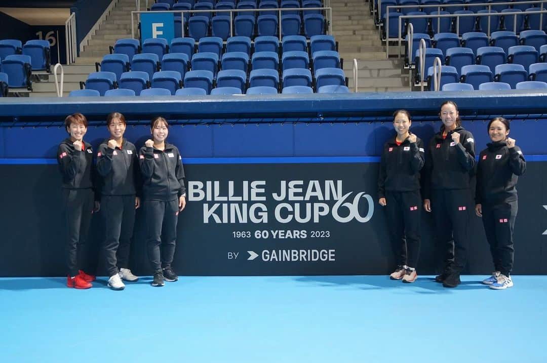 日比野菜緒のインスタグラム：「明日から２日間、有明コロシアムでBJK CUPが行われます！ わたし自身、4年ぶりに国別対抗戦をプレーするのでソワソワしていますが、良い準備が出来たと思います😉  今回、私がこうして代表としてプレー出来るのは、ここにはいない内島選手や穂積選手たちが、厳しいアジア予選を勝ち抜いてくれたからです。 この機会に感謝をして、明日から２試合、精一杯プレーしたいです。  会場にお越しくださる皆さんには、普段の試合よりも応援を楽しんでいただけたらと思っています🙌🏻  明日からの２日間、日本チームの応援をどうぞよろしくお願いいたします。」