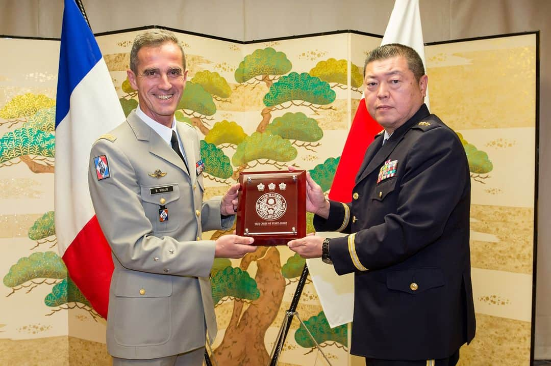 陸上自衛隊のインスタグラム：「🇯🇵🇫🇷小林陸幕副長は、１１月８日（水）、訪日中のヴィドー仏陸軍ＣＤＥＣ長による表敬を受けるとともに、今後の日仏陸軍種間の防衛協力を促進するための率直な意見交換を行いました。陸上自衛隊は、引き続き共通の価値観を有する同志国であるフランスとの連携を強化します。  🇯🇵🇫🇷GEN KOBAYASHI received a courtesy call from LTG VIDAUD, Director of the Centre for Doctrine and Command Teaching(CDEC) on November 8. They exchanged candid opinions to promote the partnership for the future defense cooperation. JGSDF continues to strengthen the ties with like-minded countries such as French Republic.」