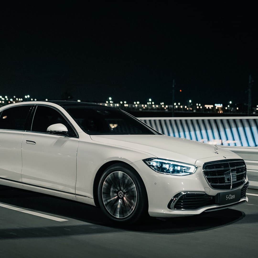 Mercedes-Benz Thailandのインスタグラム：「ออกแบบไลฟ์สไตล์ใหม่ให้เหนือระดับ 🌃✨ ไปกับ Mercedes-Benz S 580 e AMG Premium รถยนต์ที่เต็มไปความหรูหราสง่างาม เฉิดฉายบนท้องถนนด้วยดีไซน์ที่ทันสมัย ผสมผสานกับความหรูหราได้อย่างลงตัว กับการตกแต่งรอบคันแบบ AMG Bodystyling พร้อมด้วยระบบปฏิวัติการมัลติมีเดีย MBUX NTG7 พร้อมเชื่อมต่อ music streaming service รองรับทุกการควบคุม และการใช้งานได้อย่างสะดวกสบาย 💫  👉🏻 ติดตามช่องทางของเราได้ที่  Website : www.mercedes-benz.co.th/27-homepage  Line : @mercedesbenzth : lin.ee/jaqvPXF  Facebook : mb4.me/MBTHFA  Instagram : mb4.me/MBTHIG  YouTube : mb4.me/MBTHYT  *อุปกรณ์บางส่วนในภาพอาจแตกต่างจากที่จำหน่ายจริง โปรดตรวจสอบรายการอุปกรณ์ของรถยนต์แต่ละรุ่นที่ผู้จำหน่ายฯ อย่างเป็นทางการทั่วประเทศ​​  #SClass #MercedesBenz #MercedesBenzThailand」