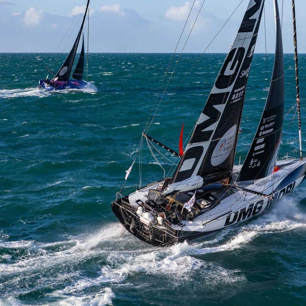 白石康次郎のインスタグラム：「【Transat Jacques Vabre】  🇯🇵昨日船のトラブルでリタイヤした親友のエリックにエールを。🙏  🇬🇧 No words to describe how @eric_bellion_officiel is feeling. Positive thoughts to you my friend.   🇫🇷 pas de mots pour décrire la mésaventure d'Eric Bellion et Martin Le Pape. Plein de pensées positives à vous!  #dmgmorisailingteam #kojiroshiraishi #白石康次郎 #IMOCA #TransatJacquesVabre  #standasone」