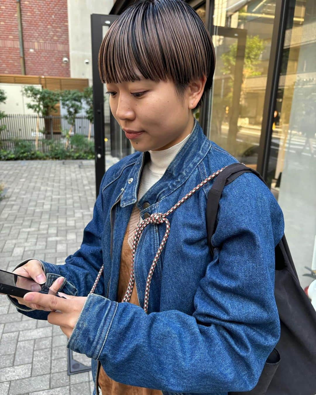 Yanagihara Hirokiのインスタグラム：「スッキリマッシュショート✂︎ ・ ・ 表面はブリーチ根元残して　#アメトリン ・ ・ 仕上げは　@1dk_official_  ソルベ  秋らしくなってきたので　スッキリマッシュ ・  ・ ・ 秋冬ファッションにはスッキリしたヘアスタイルが似合います。 ・ ・  美容室　SOIE SHIBUYA @soie__shibuya  ・ 平日　11時〜20時 木曜日・土曜日10時〜19時 日曜日・祝日　10時〜18時半 ・ ・ ・ ・ ・ ・ ・  ＃小顔ショート＃東京サロンモデル#東京サロン#ヘアセット #ショートヘア女子#ショートヘア #ベリーショート  #ハンサムショート#マッシュヘア#マッシュショート＃スタイリング＃センター分け＃大人カジュアル#ハンサムマッシュ#マッシュショートヘア#ショートカット #ショートスタイル#ハンサムショート女子＃大人ショート＃黒髪#センターパート#ショートヘアアレンジ」