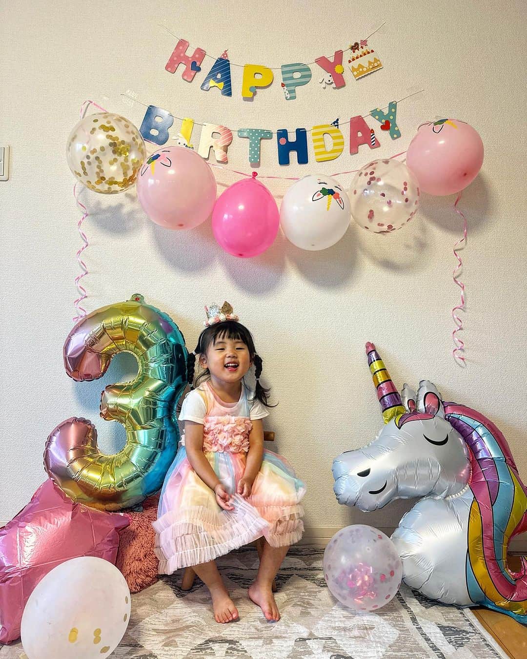三佐和あやさんのインスタグラム写真 - (三佐和あやInstagram)「\ ʜᴀᴘᴘʏ🎂ʙɪʀᴛʜᴅᴀʏ / ぱくちゃん 3歳 💐家族にとって特別な日 💐末娘は特に可愛い💛🩷🩵 #ぱくちゃん日記   いつも ぱくちゃんを温かく見守ってくれて、 フォロワーのみなさん ありがとうございます🩷  みんな、大好きです！！！  今月から保育園に通い出した ぱくちゃん ✨ 毎朝 ママと離れたくなくて  わんわん 泣くけど、  離れて3分で 椅子に座らせられ、 なんとなくすぐ泣き止む 、   その状態を  わたしは、教室の陰から  こっそり 見守ってるの、笑  仕事をしていたら そんなの構わず 急いで 行くしかない、  保育園は そういうところ、 よく先生が 分かっていてくれて、 サポートが 手厚い、笑  こうして、強く たくましく育ってくれることを祈ってる🩵  そして、わたしは どれだけ時間が作れても、 5人家族の母というのは  仕事以上に 家事に追われて めちゃくちゃ忙しい💦 と、 当たり前のように 実感する毎日を過ごしている、笑  まだ、いいな、と思うのは、 邪魔されない ランチタイムを作れることかな！最高！！！👍  とりあえず、３年ぶりに 手が空いたので、 ノートを広げて この 3年間たまった仕事を 整理することから はじめてる。  夢を見ることも 忘れていたから、 夢を見ることから 頭の中と気持ちをリセット＆ 整理してる、笑  モデルと 俳優と、 これまで以上に 夢に突き進むつもり☺️  見ててね〜🖐️🩷 これから、楽しみしかない✨  わたしも、子供達も、 旦那さんも お義母さんも みんな 幸せに なってみせるよーん✨⭐️  ぱくちゃんのお姉ちゃんズは １８歳 １６歳 の高校生です☺️  #お誕生日 #3歳女の子 #令和2年11月生まれ」11月9日 22時08分 - misawa_aya