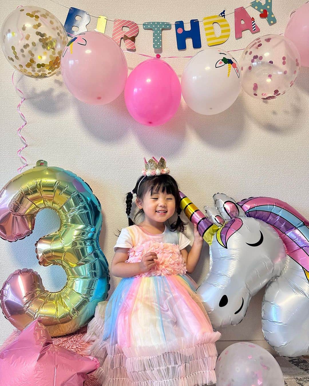 三佐和あやさんのインスタグラム写真 - (三佐和あやInstagram)「\ ʜᴀᴘᴘʏ🎂ʙɪʀᴛʜᴅᴀʏ / ぱくちゃん 3歳 💐家族にとって特別な日 💐末娘は特に可愛い💛🩷🩵 #ぱくちゃん日記   いつも ぱくちゃんを温かく見守ってくれて、 フォロワーのみなさん ありがとうございます🩷  みんな、大好きです！！！  今月から保育園に通い出した ぱくちゃん ✨ 毎朝 ママと離れたくなくて  わんわん 泣くけど、  離れて3分で 椅子に座らせられ、 なんとなくすぐ泣き止む 、   その状態を  わたしは、教室の陰から  こっそり 見守ってるの、笑  仕事をしていたら そんなの構わず 急いで 行くしかない、  保育園は そういうところ、 よく先生が 分かっていてくれて、 サポートが 手厚い、笑  こうして、強く たくましく育ってくれることを祈ってる🩵  そして、わたしは どれだけ時間が作れても、 5人家族の母というのは  仕事以上に 家事に追われて めちゃくちゃ忙しい💦 と、 当たり前のように 実感する毎日を過ごしている、笑  まだ、いいな、と思うのは、 邪魔されない ランチタイムを作れることかな！最高！！！👍  とりあえず、３年ぶりに 手が空いたので、 ノートを広げて この 3年間たまった仕事を 整理することから はじめてる。  夢を見ることも 忘れていたから、 夢を見ることから 頭の中と気持ちをリセット＆ 整理してる、笑  モデルと 俳優と、 これまで以上に 夢に突き進むつもり☺️  見ててね〜🖐️🩷 これから、楽しみしかない✨  わたしも、子供達も、 旦那さんも お義母さんも みんな 幸せに なってみせるよーん✨⭐️  ぱくちゃんのお姉ちゃんズは １８歳 １６歳 の高校生です☺️  #お誕生日 #3歳女の子 #令和2年11月生まれ」11月9日 22時08分 - misawa_aya