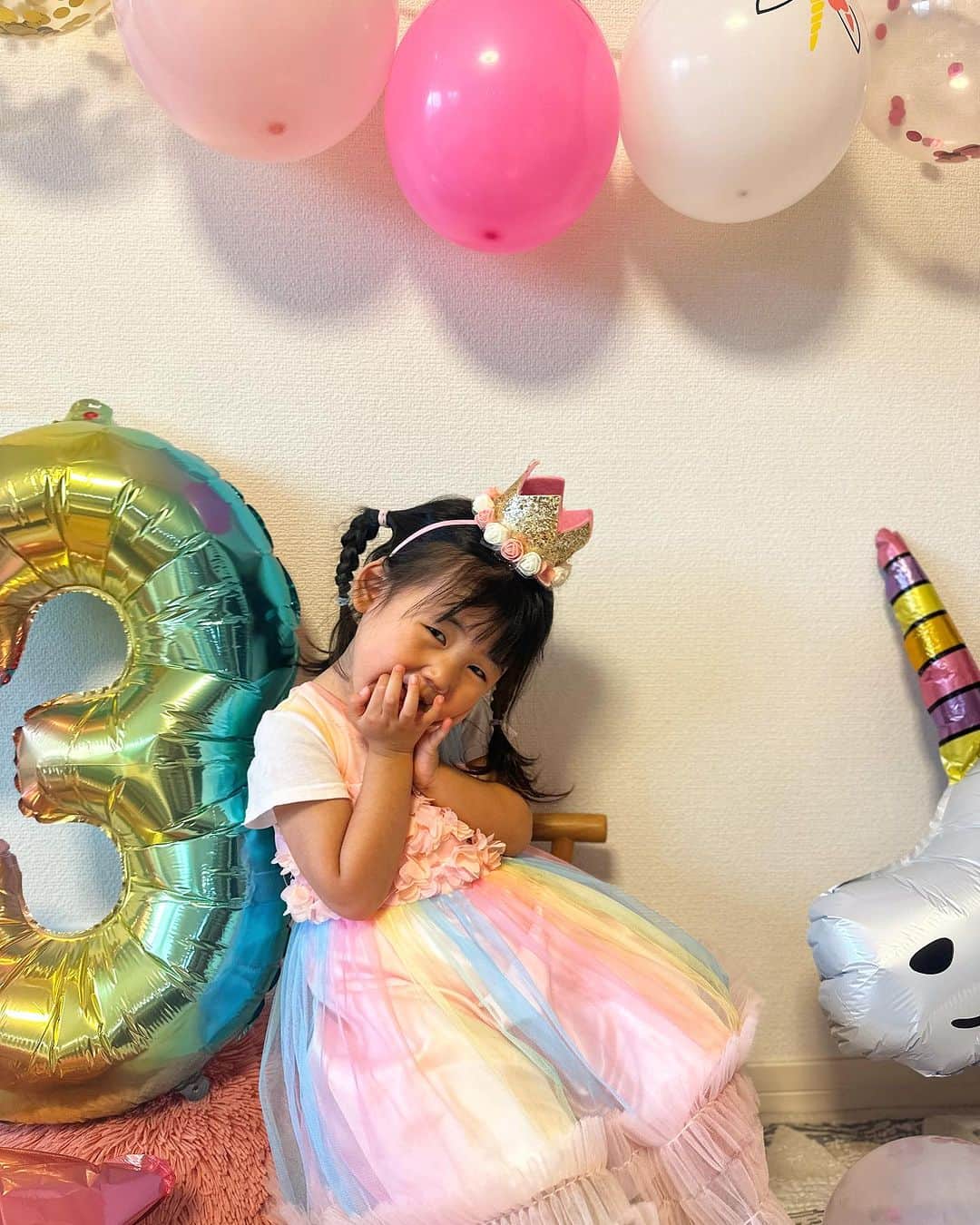 三佐和あやさんのインスタグラム写真 - (三佐和あやInstagram)「\ ʜᴀᴘᴘʏ🎂ʙɪʀᴛʜᴅᴀʏ / ぱくちゃん 3歳 💐家族にとって特別な日 💐末娘は特に可愛い💛🩷🩵 #ぱくちゃん日記   いつも ぱくちゃんを温かく見守ってくれて、 フォロワーのみなさん ありがとうございます🩷  みんな、大好きです！！！  今月から保育園に通い出した ぱくちゃん ✨ 毎朝 ママと離れたくなくて  わんわん 泣くけど、  離れて3分で 椅子に座らせられ、 なんとなくすぐ泣き止む 、   その状態を  わたしは、教室の陰から  こっそり 見守ってるの、笑  仕事をしていたら そんなの構わず 急いで 行くしかない、  保育園は そういうところ、 よく先生が 分かっていてくれて、 サポートが 手厚い、笑  こうして、強く たくましく育ってくれることを祈ってる🩵  そして、わたしは どれだけ時間が作れても、 5人家族の母というのは  仕事以上に 家事に追われて めちゃくちゃ忙しい💦 と、 当たり前のように 実感する毎日を過ごしている、笑  まだ、いいな、と思うのは、 邪魔されない ランチタイムを作れることかな！最高！！！👍  とりあえず、３年ぶりに 手が空いたので、 ノートを広げて この 3年間たまった仕事を 整理することから はじめてる。  夢を見ることも 忘れていたから、 夢を見ることから 頭の中と気持ちをリセット＆ 整理してる、笑  モデルと 俳優と、 これまで以上に 夢に突き進むつもり☺️  見ててね〜🖐️🩷 これから、楽しみしかない✨  わたしも、子供達も、 旦那さんも お義母さんも みんな 幸せに なってみせるよーん✨⭐️  ぱくちゃんのお姉ちゃんズは １８歳 １６歳 の高校生です☺️  #お誕生日 #3歳女の子 #令和2年11月生まれ」11月9日 22時08分 - misawa_aya