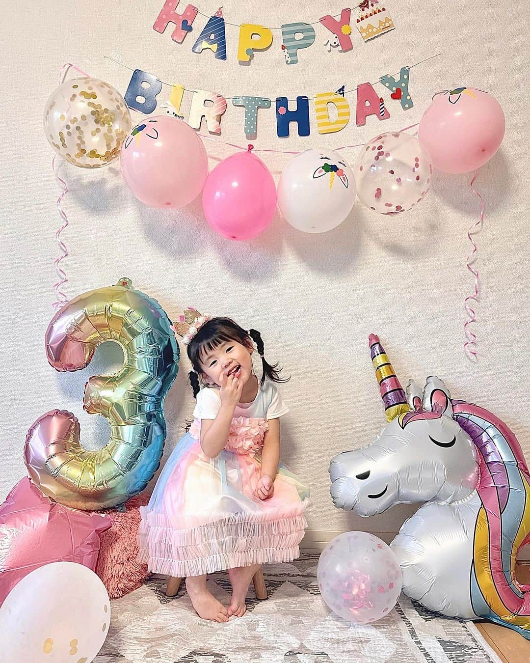 三佐和あやさんのインスタグラム写真 - (三佐和あやInstagram)「\ ʜᴀᴘᴘʏ🎂ʙɪʀᴛʜᴅᴀʏ / ぱくちゃん 3歳 💐家族にとって特別な日 💐末娘は特に可愛い💛🩷🩵 #ぱくちゃん日記   いつも ぱくちゃんを温かく見守ってくれて、 フォロワーのみなさん ありがとうございます🩷  みんな、大好きです！！！  今月から保育園に通い出した ぱくちゃん ✨ 毎朝 ママと離れたくなくて  わんわん 泣くけど、  離れて3分で 椅子に座らせられ、 なんとなくすぐ泣き止む 、   その状態を  わたしは、教室の陰から  こっそり 見守ってるの、笑  仕事をしていたら そんなの構わず 急いで 行くしかない、  保育園は そういうところ、 よく先生が 分かっていてくれて、 サポートが 手厚い、笑  こうして、強く たくましく育ってくれることを祈ってる🩵  そして、わたしは どれだけ時間が作れても、 5人家族の母というのは  仕事以上に 家事に追われて めちゃくちゃ忙しい💦 と、 当たり前のように 実感する毎日を過ごしている、笑  まだ、いいな、と思うのは、 邪魔されない ランチタイムを作れることかな！最高！！！👍  とりあえず、３年ぶりに 手が空いたので、 ノートを広げて この 3年間たまった仕事を 整理することから はじめてる。  夢を見ることも 忘れていたから、 夢を見ることから 頭の中と気持ちをリセット＆ 整理してる、笑  モデルと 俳優と、 これまで以上に 夢に突き進むつもり☺️  見ててね〜🖐️🩷 これから、楽しみしかない✨  わたしも、子供達も、 旦那さんも お義母さんも みんな 幸せに なってみせるよーん✨⭐️  ぱくちゃんのお姉ちゃんズは １８歳 １６歳 の高校生です☺️  #お誕生日 #3歳女の子 #令和2年11月生まれ」11月9日 22時08分 - misawa_aya