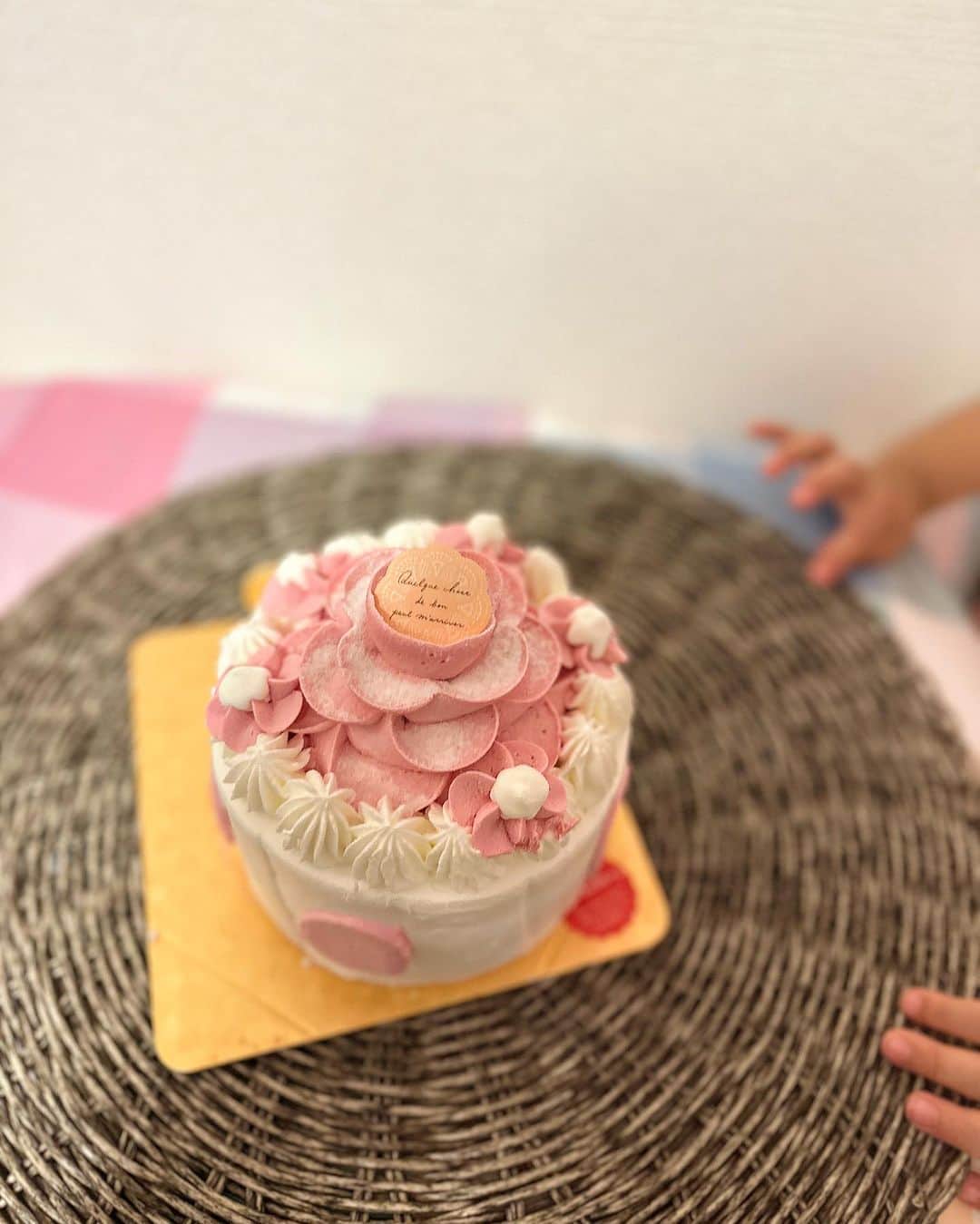 三佐和あやさんのインスタグラム写真 - (三佐和あやInstagram)「\ ʜᴀᴘᴘʏ🎂ʙɪʀᴛʜᴅᴀʏ / ぱくちゃん 3歳 💐家族にとって特別な日 💐末娘は特に可愛い💛🩷🩵 #ぱくちゃん日記   いつも ぱくちゃんを温かく見守ってくれて、 フォロワーのみなさん ありがとうございます🩷  みんな、大好きです！！！  今月から保育園に通い出した ぱくちゃん ✨ 毎朝 ママと離れたくなくて  わんわん 泣くけど、  離れて3分で 椅子に座らせられ、 なんとなくすぐ泣き止む 、   その状態を  わたしは、教室の陰から  こっそり 見守ってるの、笑  仕事をしていたら そんなの構わず 急いで 行くしかない、  保育園は そういうところ、 よく先生が 分かっていてくれて、 サポートが 手厚い、笑  こうして、強く たくましく育ってくれることを祈ってる🩵  そして、わたしは どれだけ時間が作れても、 5人家族の母というのは  仕事以上に 家事に追われて めちゃくちゃ忙しい💦 と、 当たり前のように 実感する毎日を過ごしている、笑  まだ、いいな、と思うのは、 邪魔されない ランチタイムを作れることかな！最高！！！👍  とりあえず、３年ぶりに 手が空いたので、 ノートを広げて この 3年間たまった仕事を 整理することから はじめてる。  夢を見ることも 忘れていたから、 夢を見ることから 頭の中と気持ちをリセット＆ 整理してる、笑  モデルと 俳優と、 これまで以上に 夢に突き進むつもり☺️  見ててね〜🖐️🩷 これから、楽しみしかない✨  わたしも、子供達も、 旦那さんも お義母さんも みんな 幸せに なってみせるよーん✨⭐️  ぱくちゃんのお姉ちゃんズは １８歳 １６歳 の高校生です☺️  #お誕生日 #3歳女の子 #令和2年11月生まれ」11月9日 22時08分 - misawa_aya