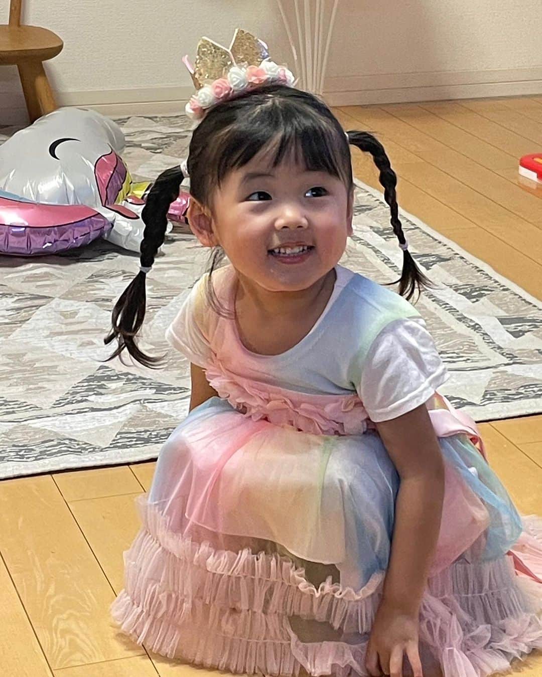 三佐和あやさんのインスタグラム写真 - (三佐和あやInstagram)「\ ʜᴀᴘᴘʏ🎂ʙɪʀᴛʜᴅᴀʏ / ぱくちゃん 3歳 💐家族にとって特別な日 💐末娘は特に可愛い💛🩷🩵 #ぱくちゃん日記   いつも ぱくちゃんを温かく見守ってくれて、 フォロワーのみなさん ありがとうございます🩷  みんな、大好きです！！！  今月から保育園に通い出した ぱくちゃん ✨ 毎朝 ママと離れたくなくて  わんわん 泣くけど、  離れて3分で 椅子に座らせられ、 なんとなくすぐ泣き止む 、   その状態を  わたしは、教室の陰から  こっそり 見守ってるの、笑  仕事をしていたら そんなの構わず 急いで 行くしかない、  保育園は そういうところ、 よく先生が 分かっていてくれて、 サポートが 手厚い、笑  こうして、強く たくましく育ってくれることを祈ってる🩵  そして、わたしは どれだけ時間が作れても、 5人家族の母というのは  仕事以上に 家事に追われて めちゃくちゃ忙しい💦 と、 当たり前のように 実感する毎日を過ごしている、笑  まだ、いいな、と思うのは、 邪魔されない ランチタイムを作れることかな！最高！！！👍  とりあえず、３年ぶりに 手が空いたので、 ノートを広げて この 3年間たまった仕事を 整理することから はじめてる。  夢を見ることも 忘れていたから、 夢を見ることから 頭の中と気持ちをリセット＆ 整理してる、笑  モデルと 俳優と、 これまで以上に 夢に突き進むつもり☺️  見ててね〜🖐️🩷 これから、楽しみしかない✨  わたしも、子供達も、 旦那さんも お義母さんも みんな 幸せに なってみせるよーん✨⭐️  ぱくちゃんのお姉ちゃんズは １８歳 １６歳 の高校生です☺️  #お誕生日 #3歳女の子 #令和2年11月生まれ」11月9日 22時08分 - misawa_aya