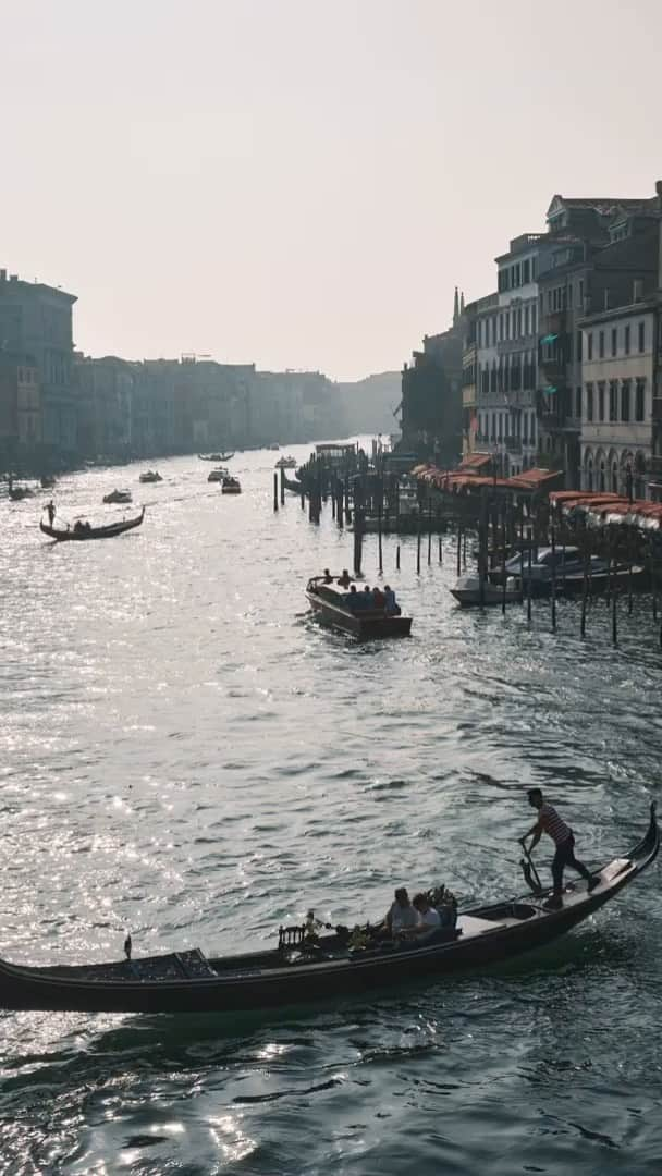 川辺優紀子のインスタグラム：「イタリア旅🇮🇹 観光よりも写真を撮るのが目的。 素敵な街並みばかりで目が回る。  @yukiko_kawabe #スナップ #海外スナップ #ストリートスナップ #写真家モデル #川辺優紀子 #写真好きな人と繋がりたい #カメラ好きな人と繋がりたい #ダレカニミセタイケシキ #instacool #instagood #instalike #instapic #instashot #japan #Japanese #LensCulture #model #photo #photograph #photographer #photoshoot #picoftheday #portrait #profile_vision  #shooting #snap」